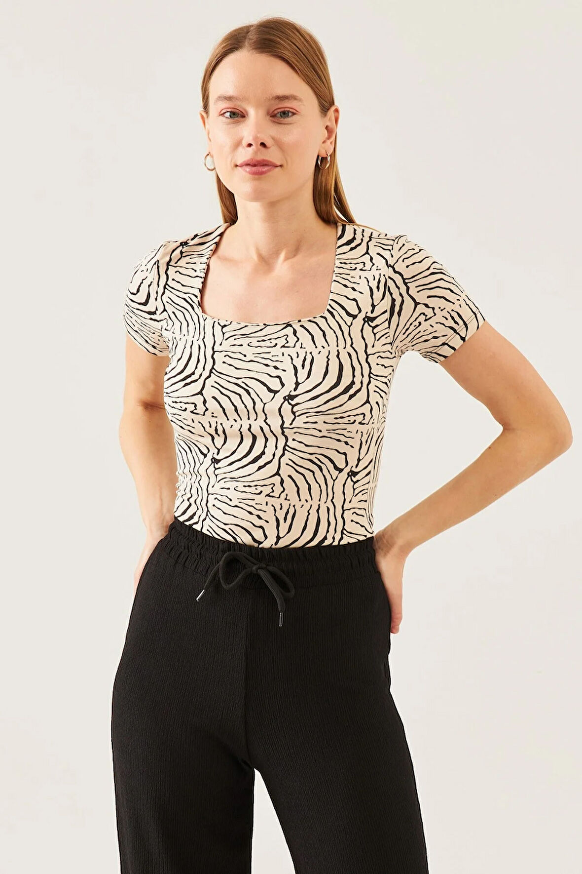 Kadın Bej Siyah Zebra Desen Kare Yaka Kısa Kol Viskon Bluz