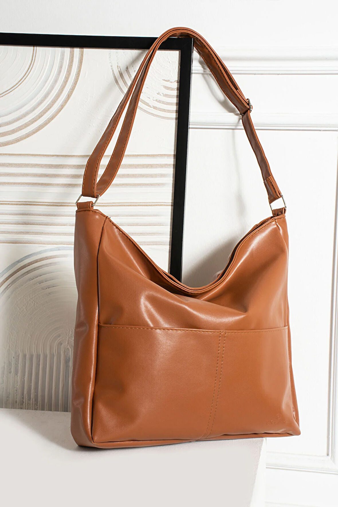 Kadın Modern Tasarımlı Geniş Hacimli  Kaliteli Deri Salaş Omuz Çantası