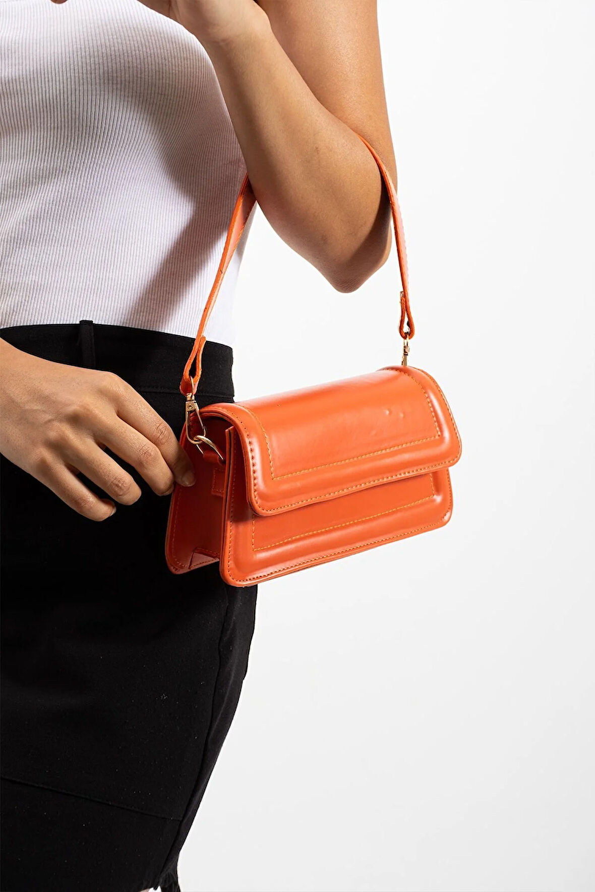 Kadın şık tasarımlı çapraz askılı  çantası