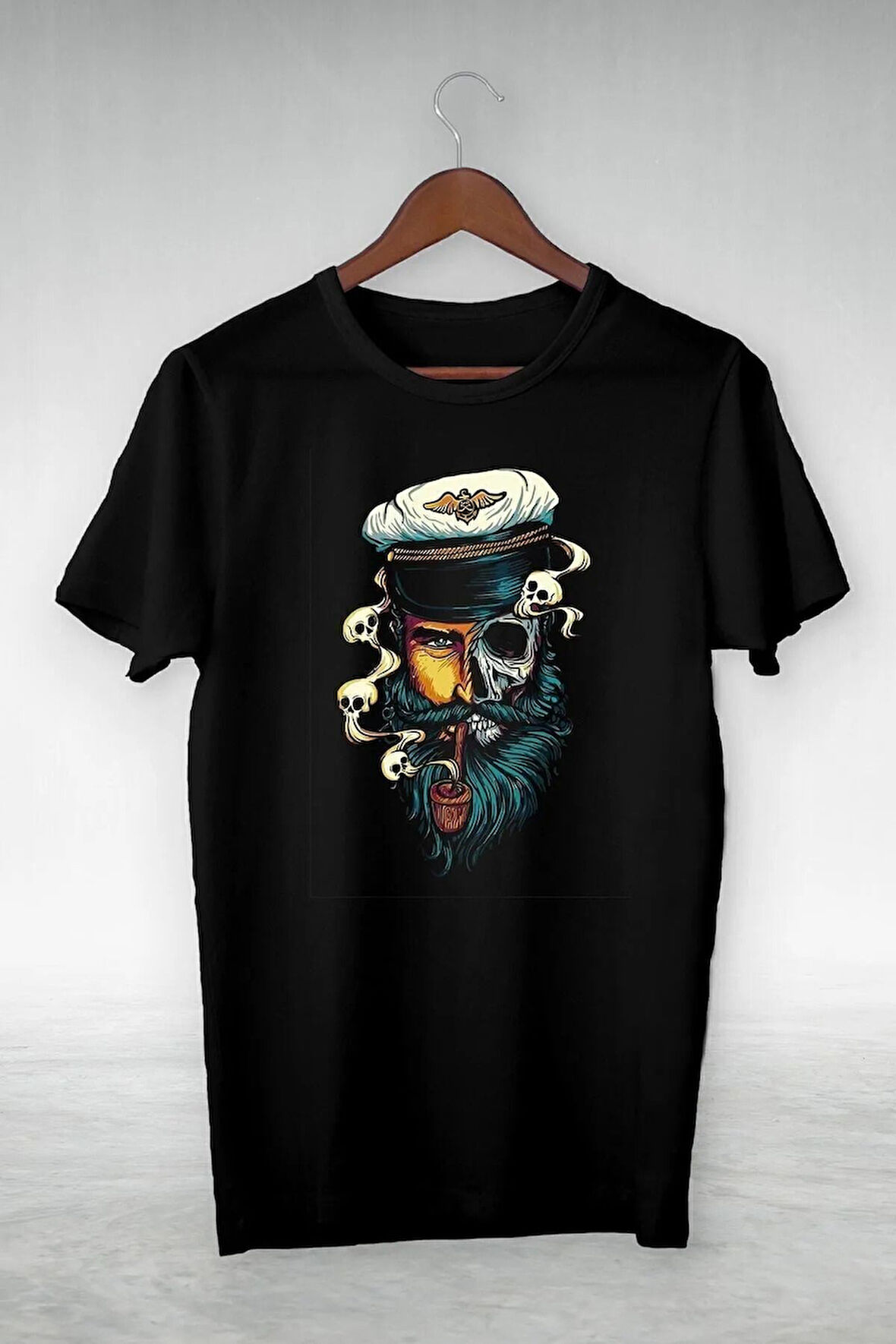 Unisex Siyah pipo Içen Denizci Kaptan Illustrasyon- Vip Tasarım Tshirt