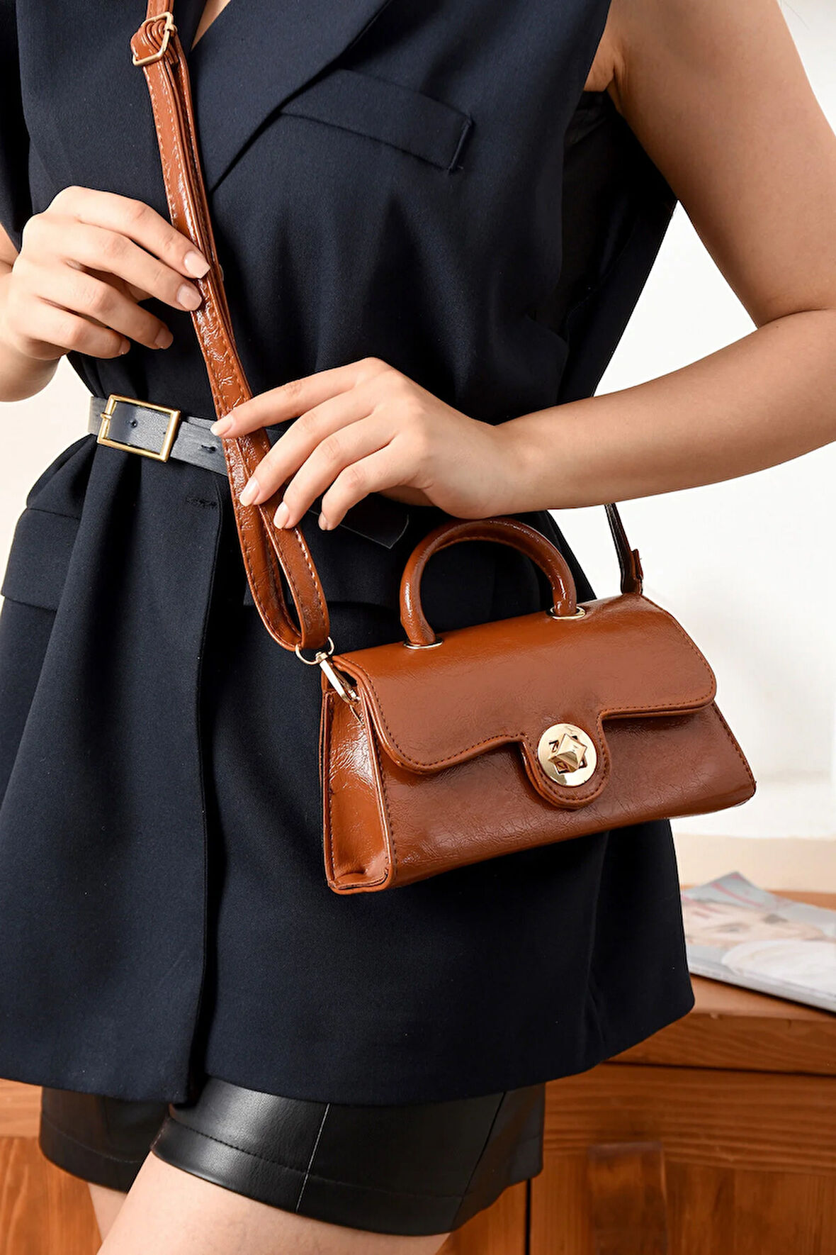 Lüks Mini Özel Tasarım Kilit Detaylı Çapraz Askılı Omuz Çantası