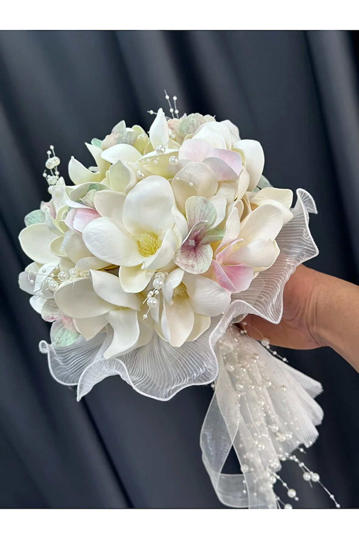 TÜL DETAYLI İNCİLİ MANOLYA BUKETİ