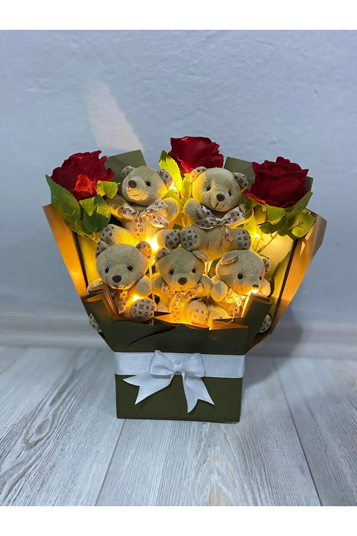 Yapay gül ledli ayıcık buketi