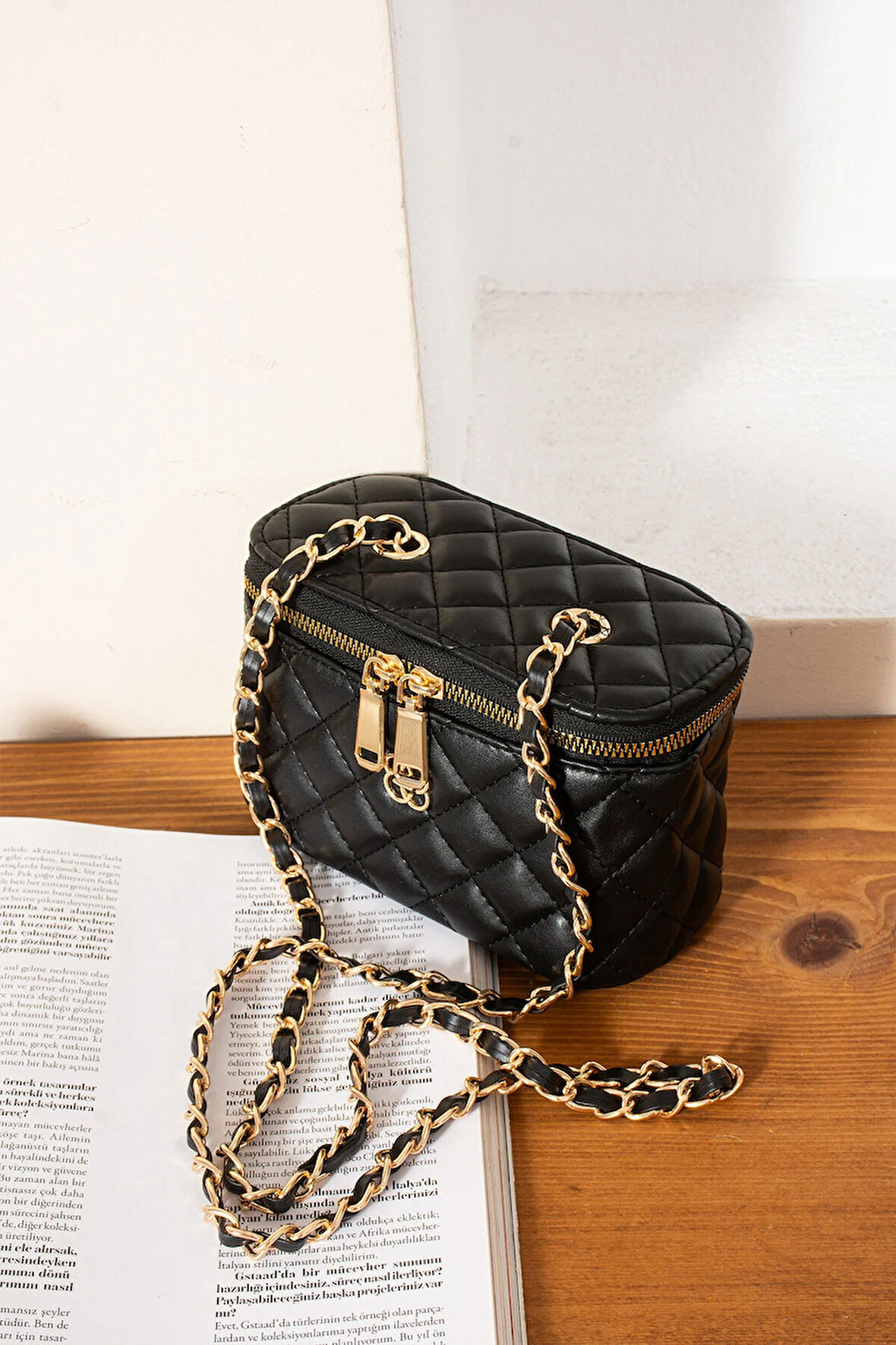 Şık tasarımı ve kaliteli dokusu ile stilinize değer katacak omuz çantası