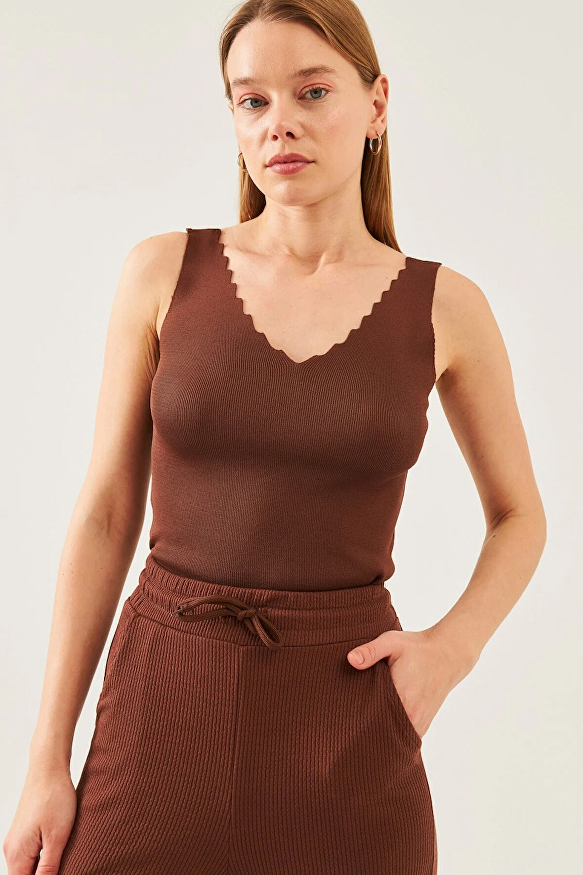 Kadın Kaverengi Kolsuz Kalın Askılı Merdiven Yaka Yazlık Atlet Triko Bluz