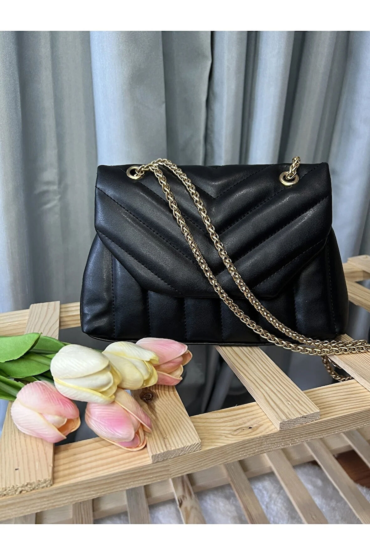 Zincir Askılı Kapitone Çıt Çıt Kapaklı Beyaz Omuz Çantası