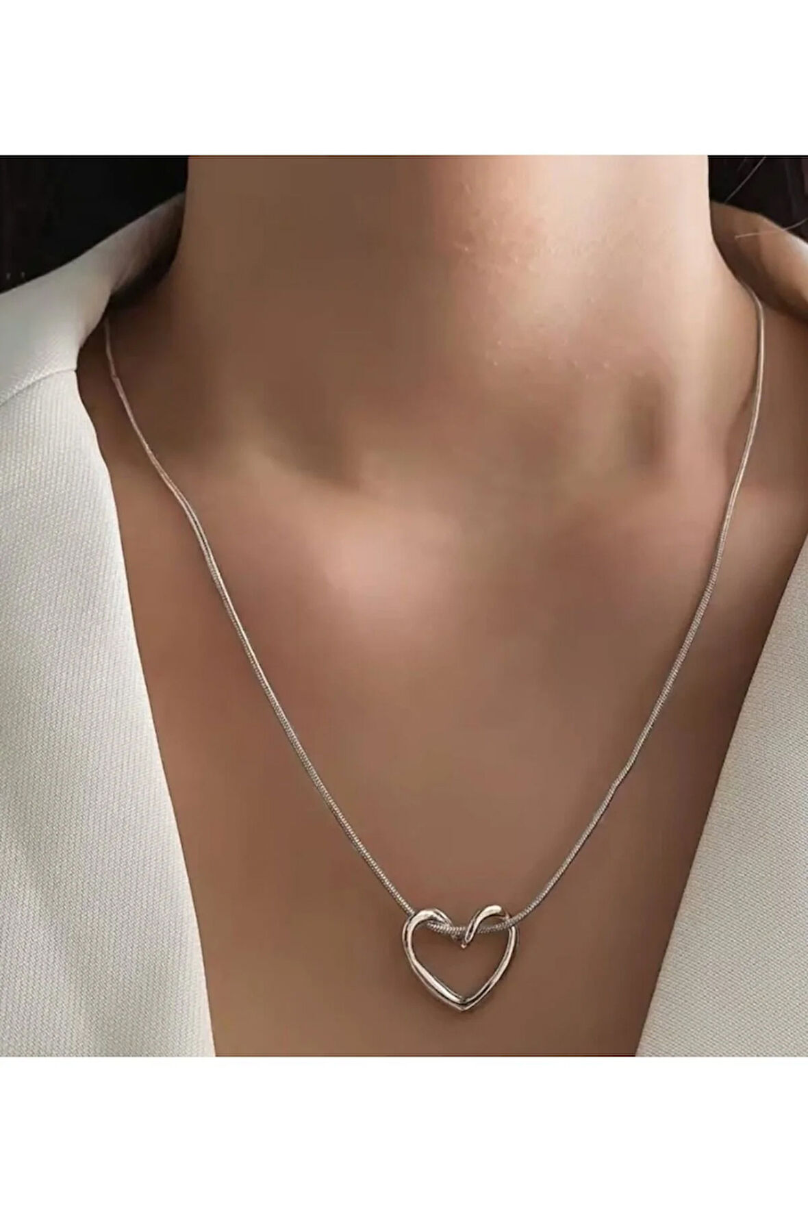 Kalpli Gümüş Renkli Çelik Kolye