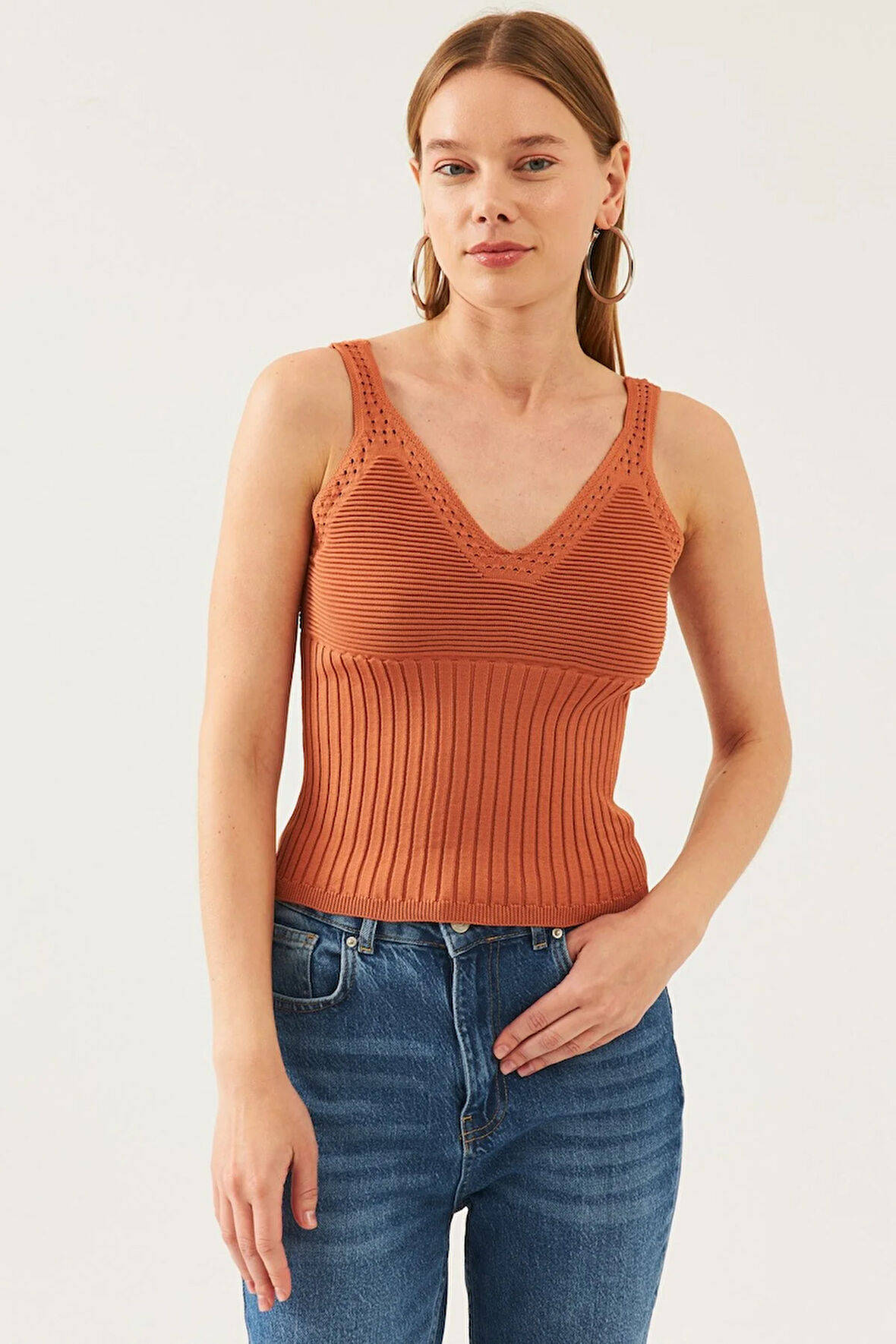 Kadın Kahverengi Kolsuz Askılı Bel ve Yaka Detaylı Yazlık Atlet Triko Bluz