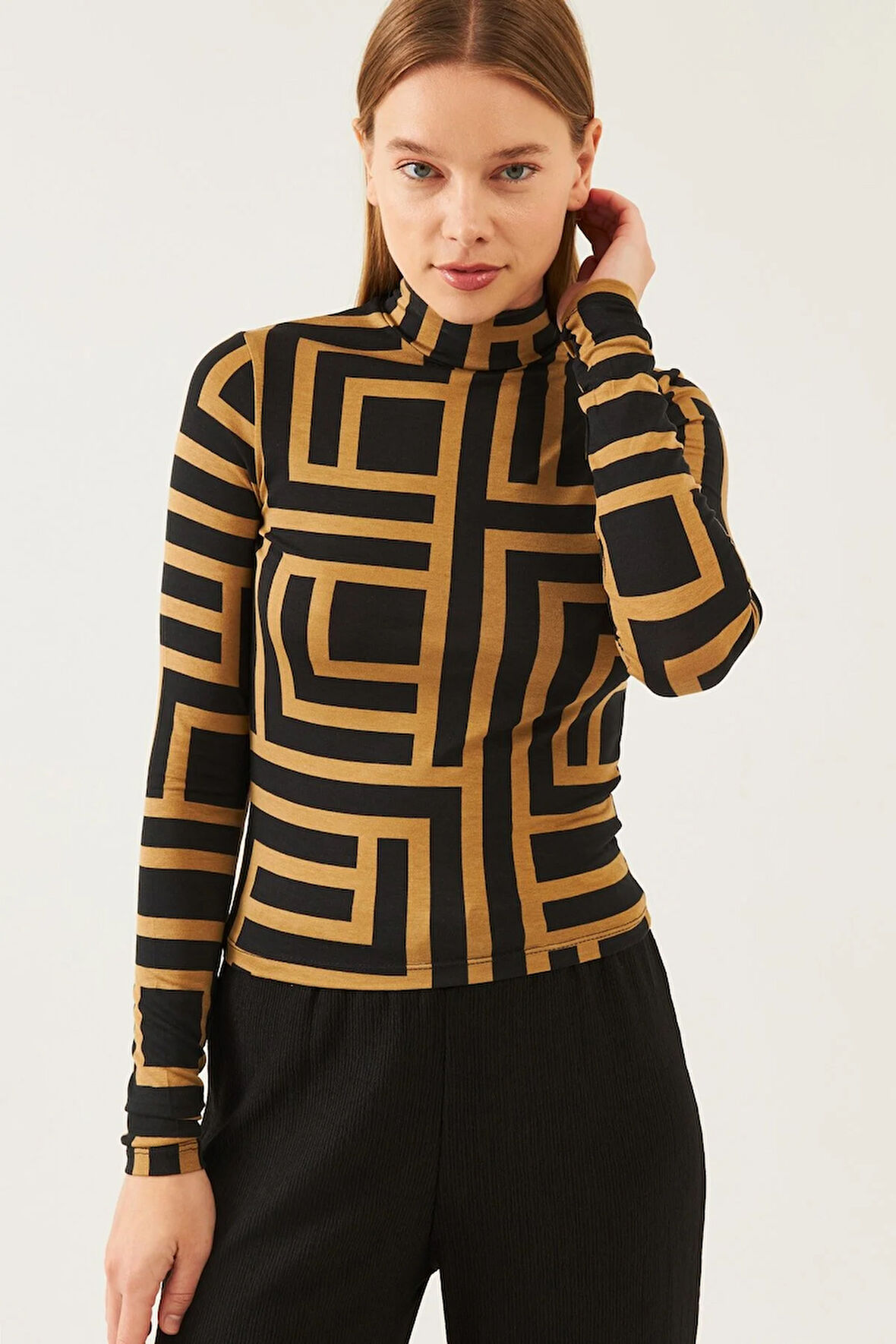 Kadın Vizon Siyah Desenli Dik Yaka Uzun Kol Viskon Bluz