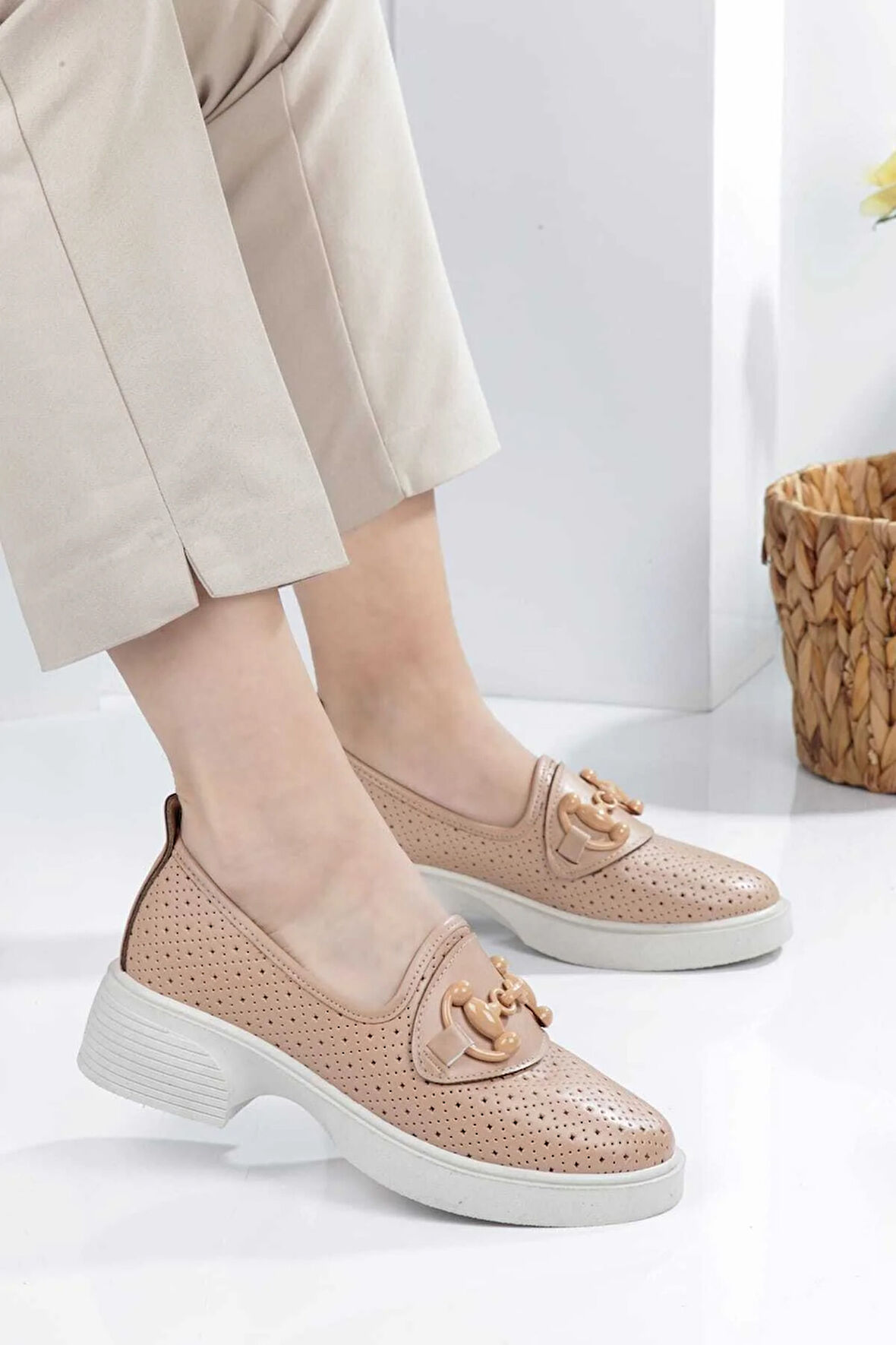 Toka Detaylı Delikli Kadın Loafer Ayakkabı