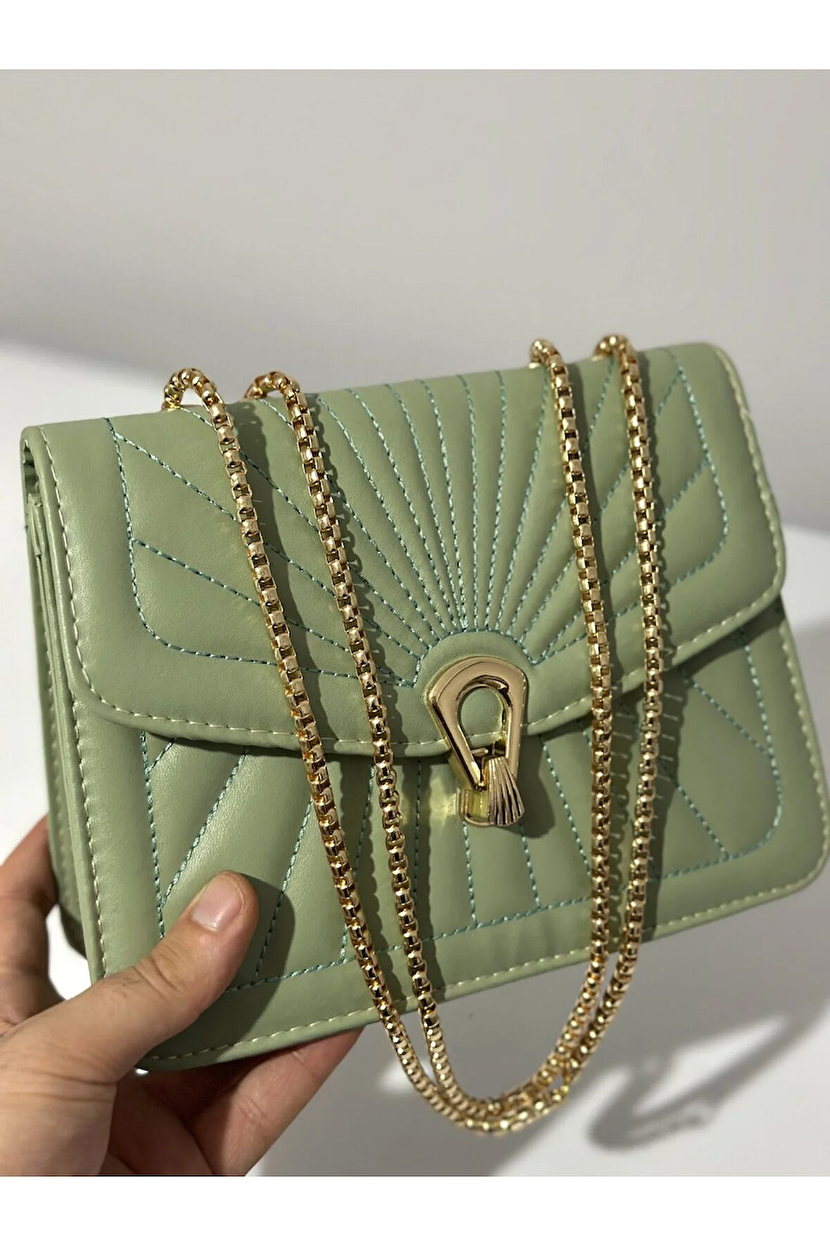 Tavuz nakış işlemeli 2 gözlü çapraz kilitli çanta