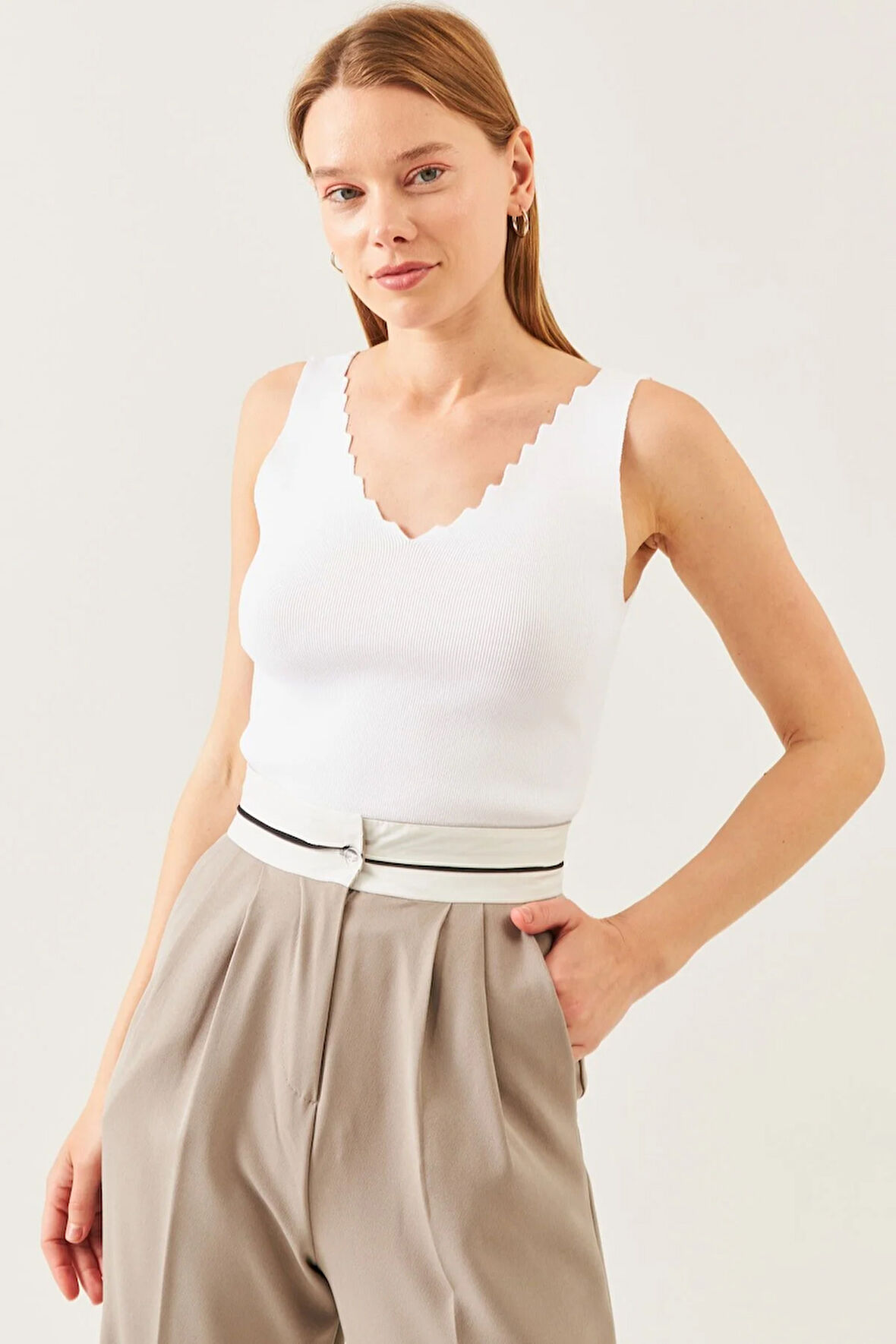 Kadın Beyaz Kolsuz Kalın Askılı Merdiven Yaka Yazlık Atlet Triko Bluz