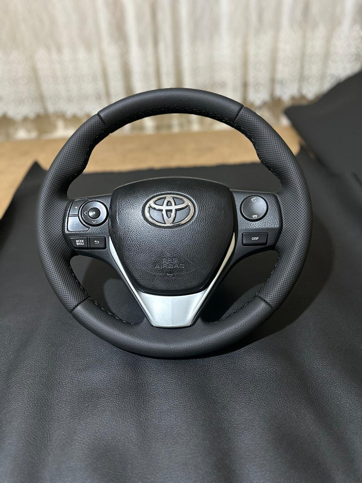 TOYOTA AURİS 2013-2019 ARACA ÖZEL DİKMELİ DİREKSİYON KILIFI(SPOR MODEL SİYAH)