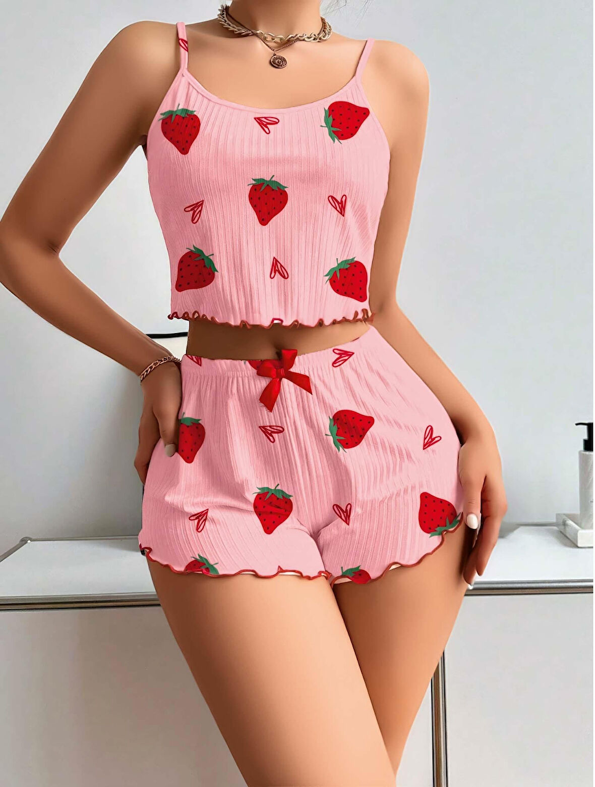 Pamuklu Pembe Üstüne Çilek Desen Fitilli Askılı Şortlu Pijama Takımı