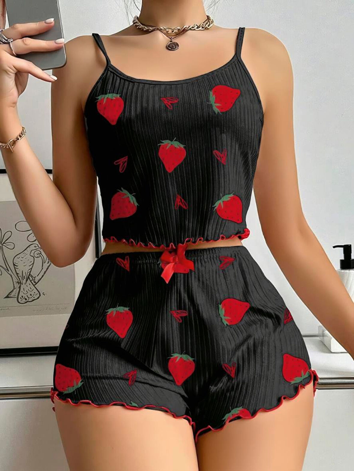 Pamuklu Siyah Üstüne Çilek Desen Fitilli Askılı Şortlu Pijama Takımı