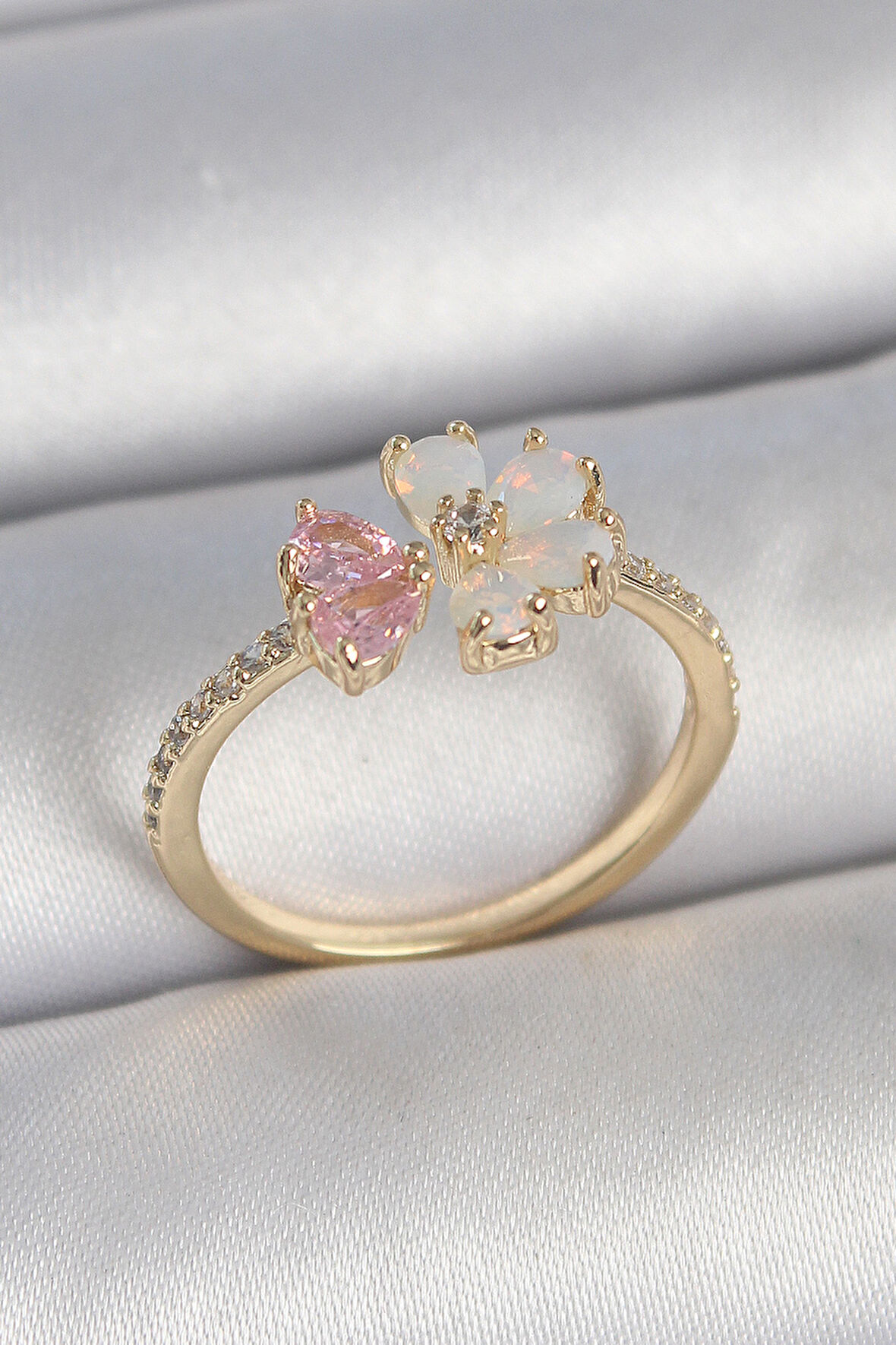 Pirinç Gold Renk Beyaz Mineli Pembe Zirkon Taşlı Çiçek Model Kadın Yüzük - TJ-BYK3709