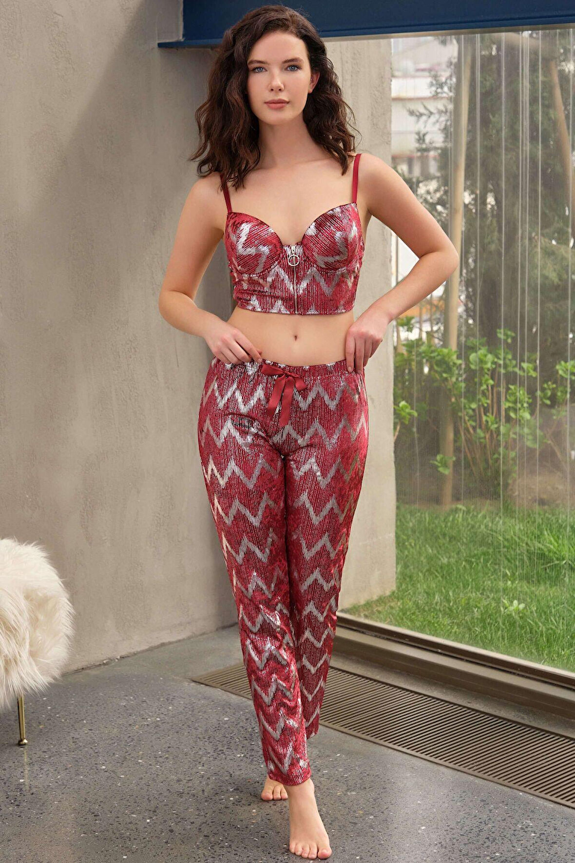 Kadife Balenli Destekli Dolgulu Parlak Baskılı Fermuar Detaylı Büstiyer Ve Pantolon Pijama Takım