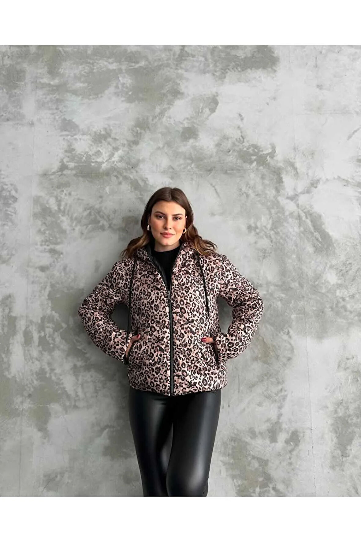 Leopar Desen Kapüşonlu Fermuarlı Cepli Kadın Şişme Mont
