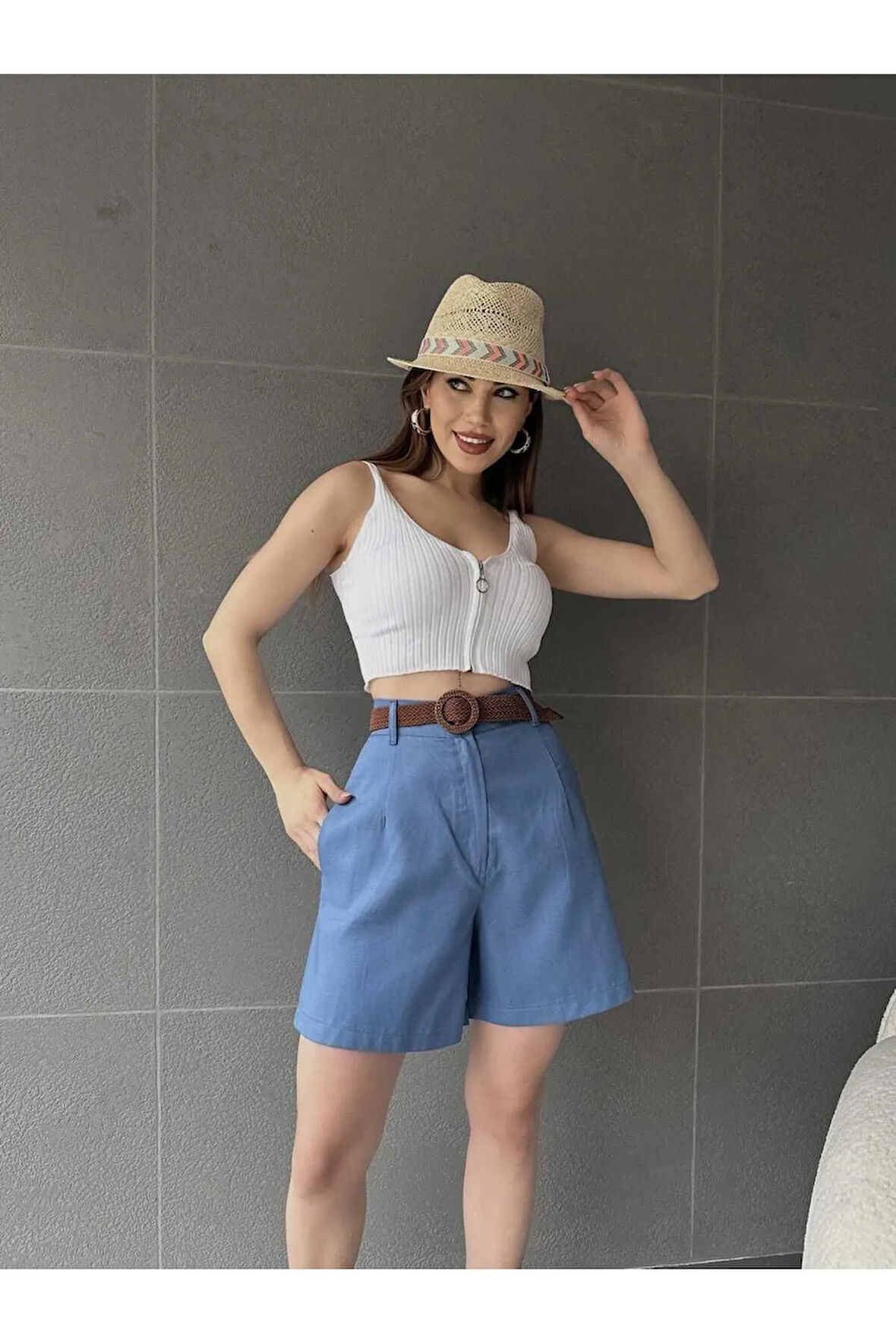 Beli Kemerli Geniş Paçalı Mom Kadın Şort