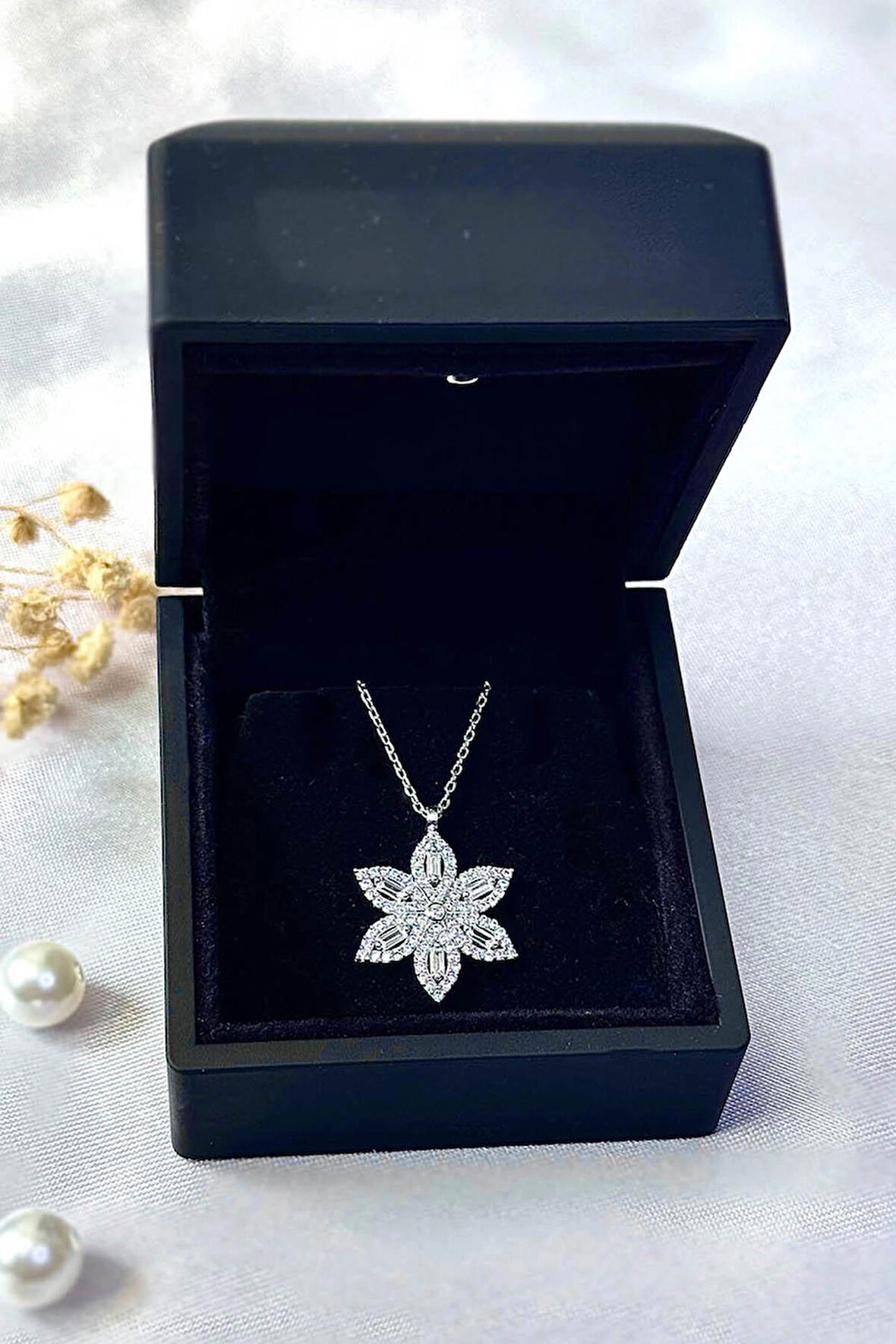 Premium Işıklı Kutuda 925 Ayar Gümüş Baget Taşlı Lotus Çiçeği Kolye