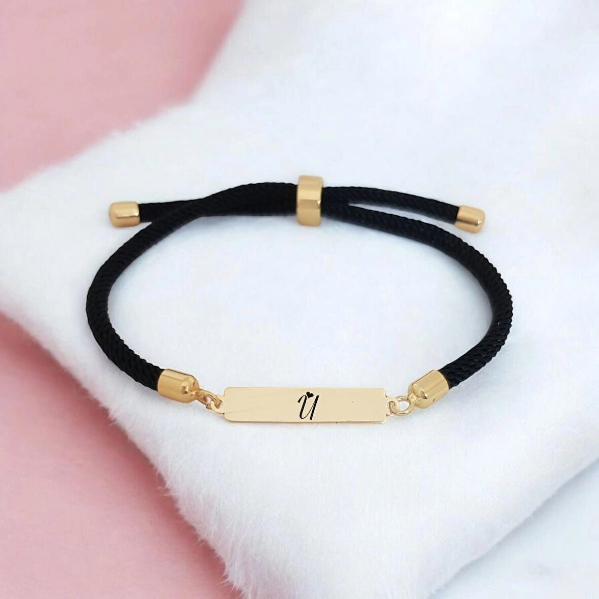 Şık ve Büyüleyici Dikdörtgen Motifli Siyah Örgülü 14 Ayar Altın Plakalı U Harfli Bileklik