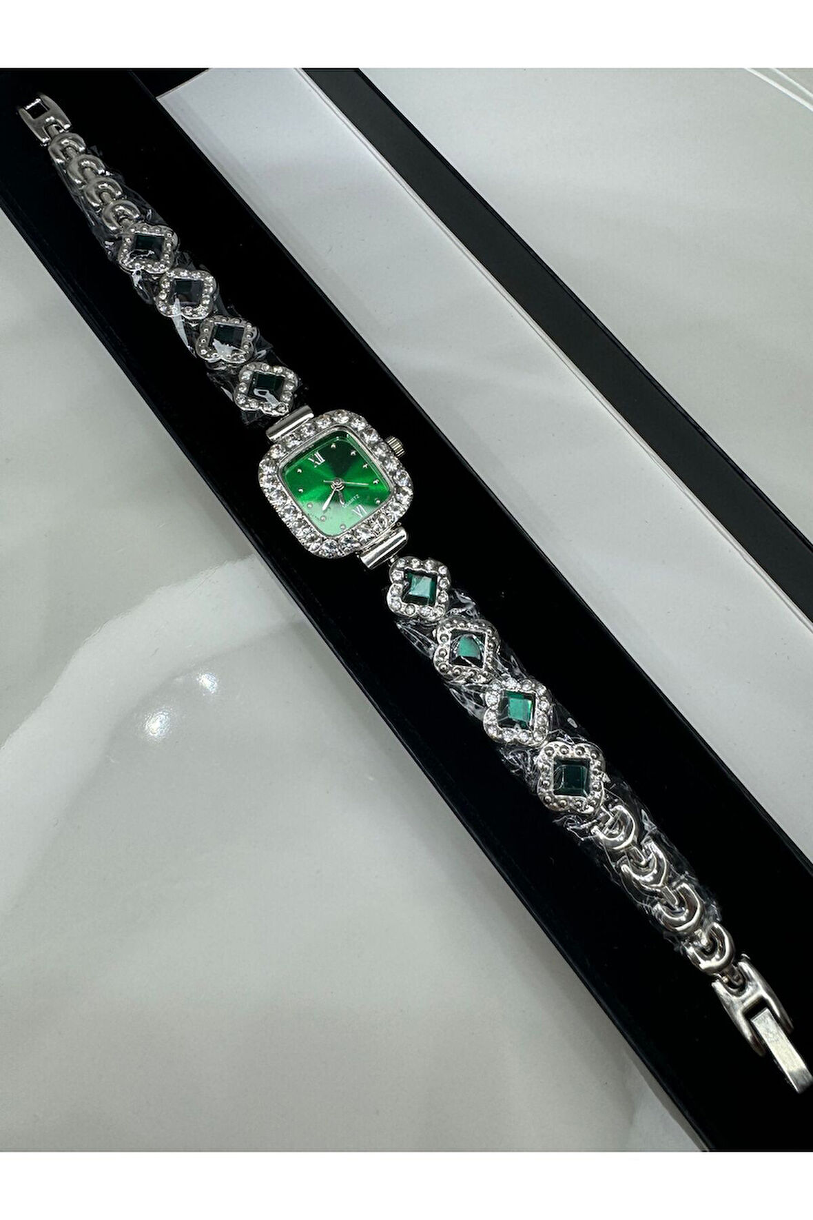 Yonca Model Zirkon Taşlı Vintage Saat