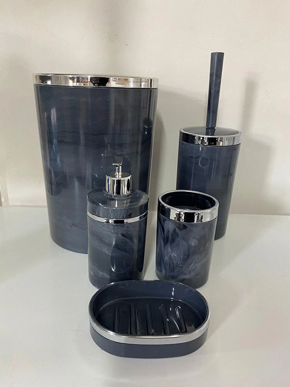 Akrilik Yuvarlak Banyo Seti 5'li – Antrasit Gri Mermer Desen, Gümüş Kromaj