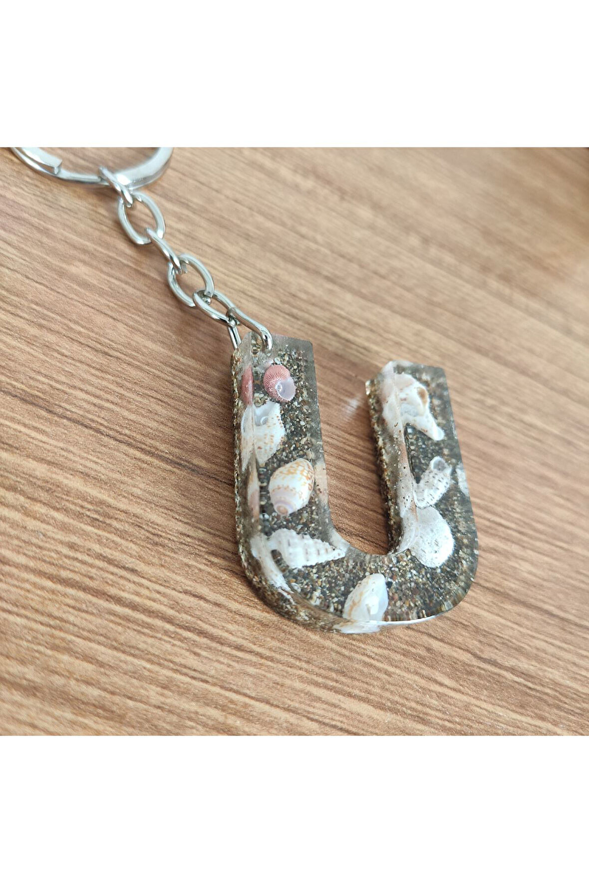 "U" HARFİ - Kıyı Esintisi Harf Anahtarlık (A–Z) – Gerçek Deniz Kabuğu, Kum ve Şeffaf Epoksi– El Yap