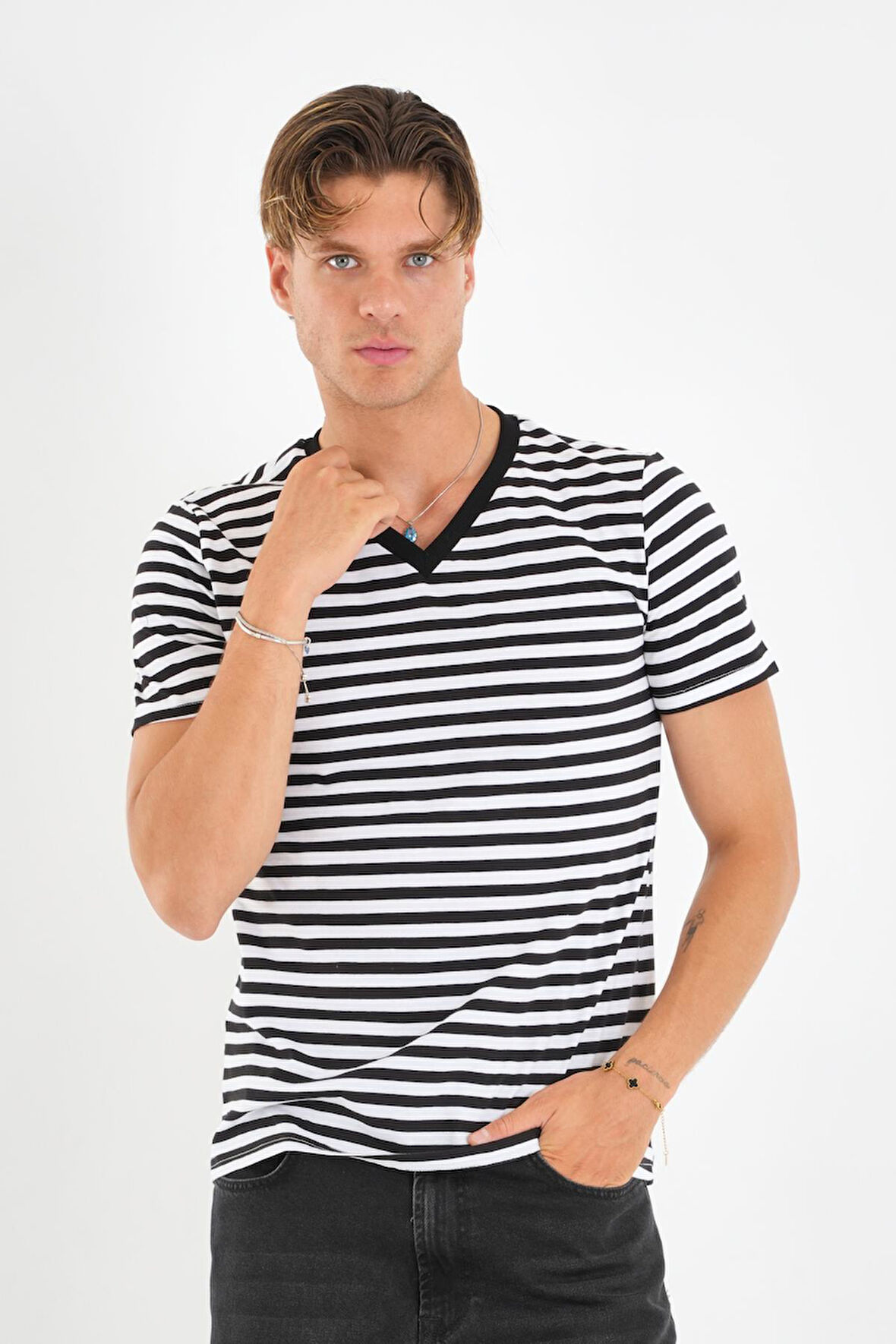 ALEXANDERGARDI V Yaka Çizgili T-shirt