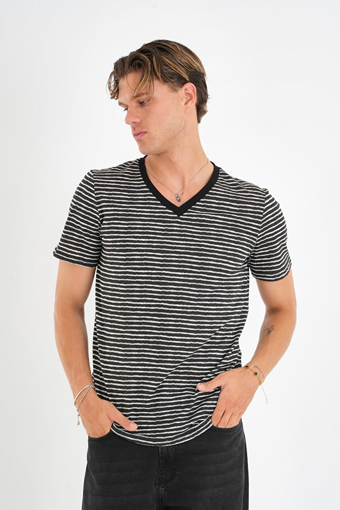 ALEXANDERGARDI V Yaka Çizgili T-shirt