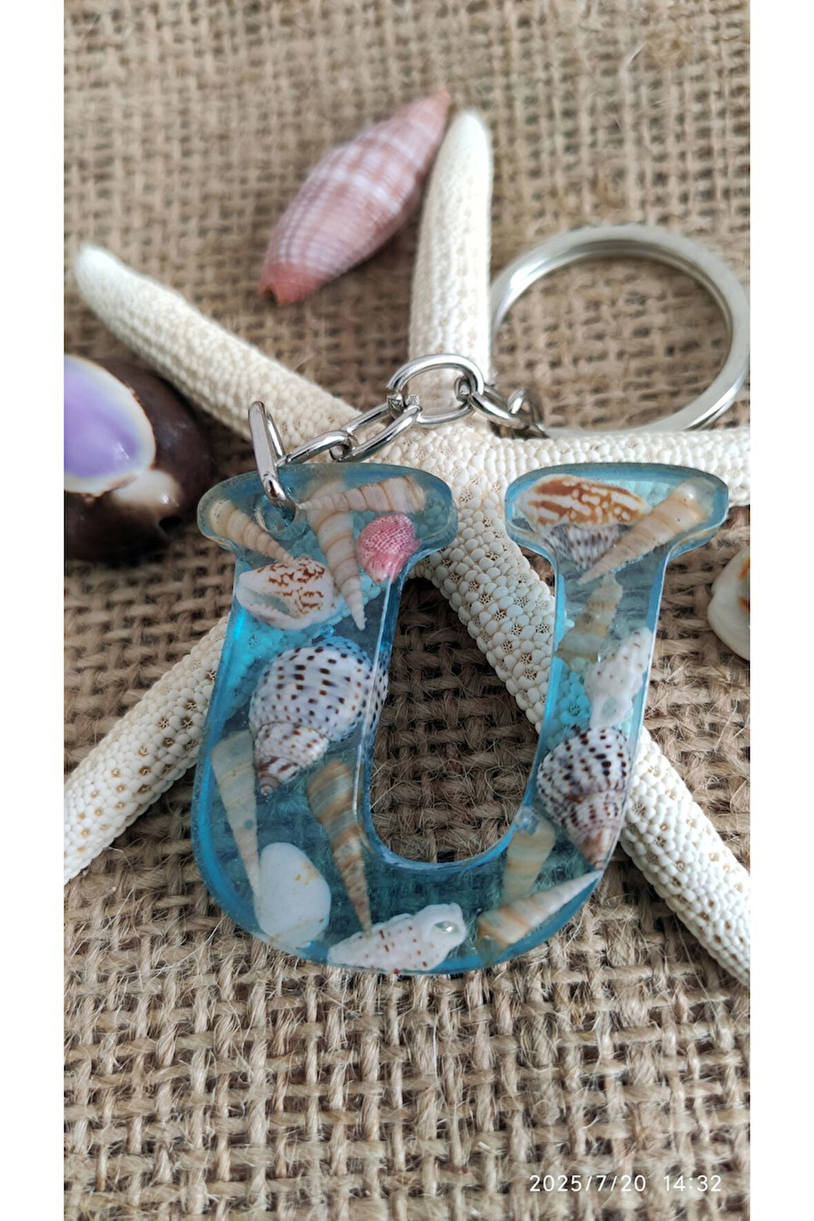 "U" HARFİ - Açık Mavi Deniz Epoksi Harf Anahtarlık – Gerçek Deniz Kabuğu, El Yapımı, Benzersiz