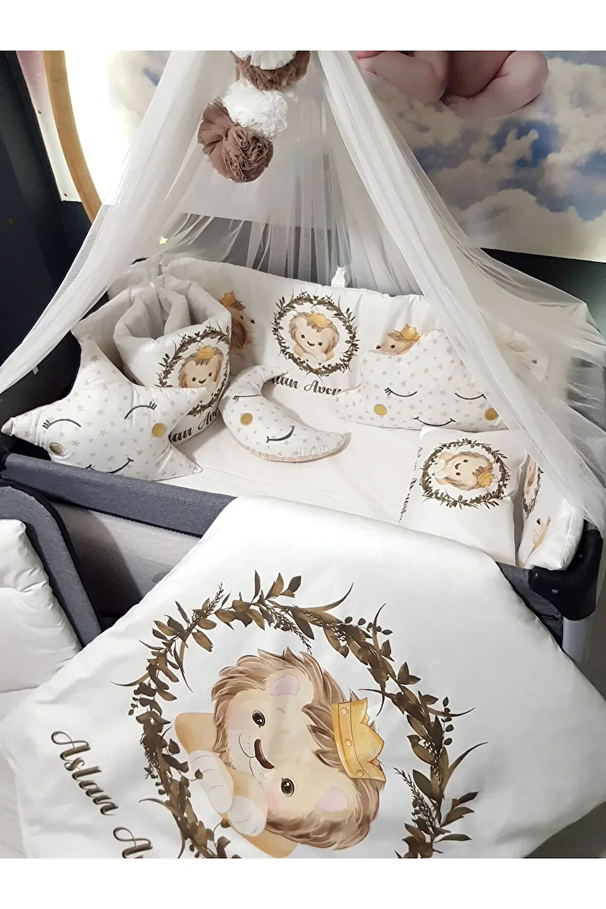Aslanlı Bebek Uyku Seti 70x110 - İsimli, Dijital Baskılı, Cibinlikli, Kenar Korumalı