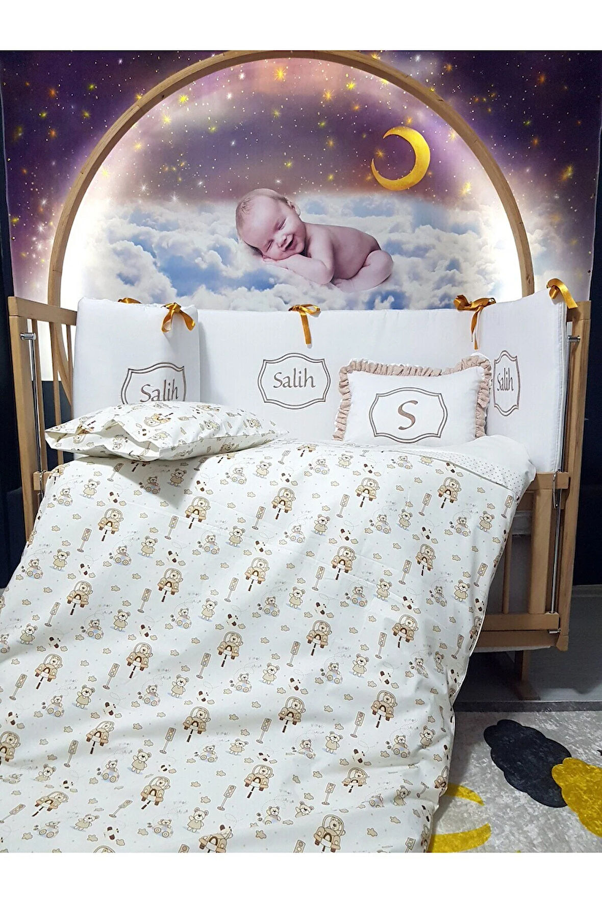 Elit Serisi 60x120 İsimli Bebek Uyku Seti Pamuklu - Kahve Araba, Nakışlı Kenar Korumalık ve Kırlent