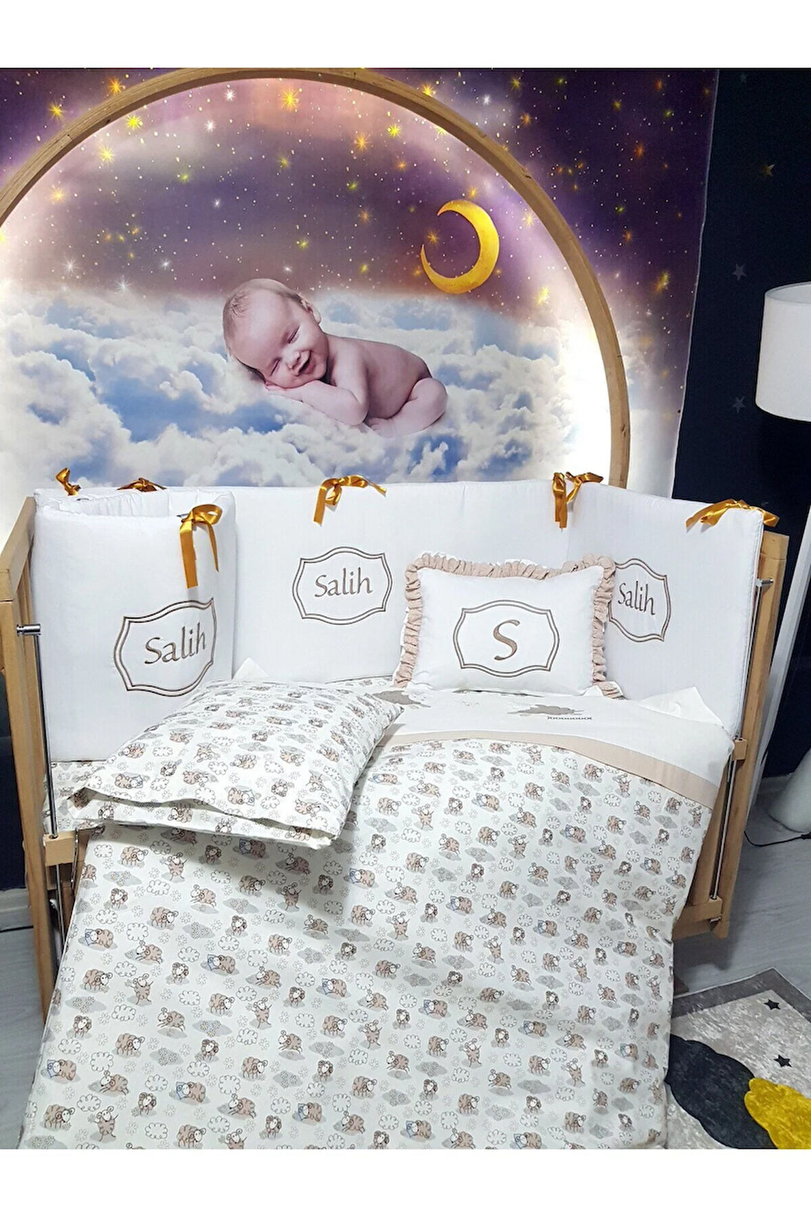 Elit Serisi 60x120 İsimli Bebek Uyku Seti Pamuklu - Kahve Kuzu, Nakışlı Beşik Korumalık ve Kırlent