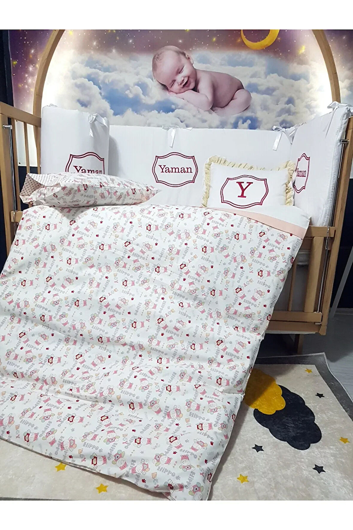 Elit Serisi 60x120 İsimli Bebek Uyku Seti Pamuklu - Kırmızı Hippo, Nakışlı Yan Korumalık ve Kırlent
