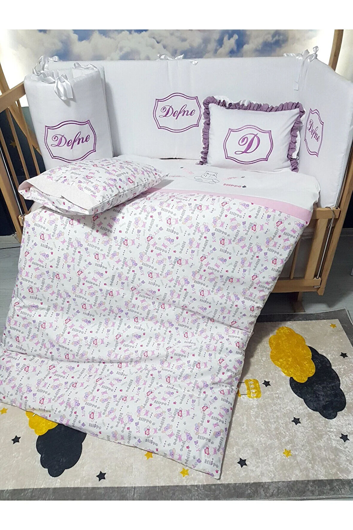 Elit Serisi 60x120 İsimli Bebek Uyku Seti Pamuklu - Lila Hippo, Nakışlı Kenar Korumalık ve Kırlent