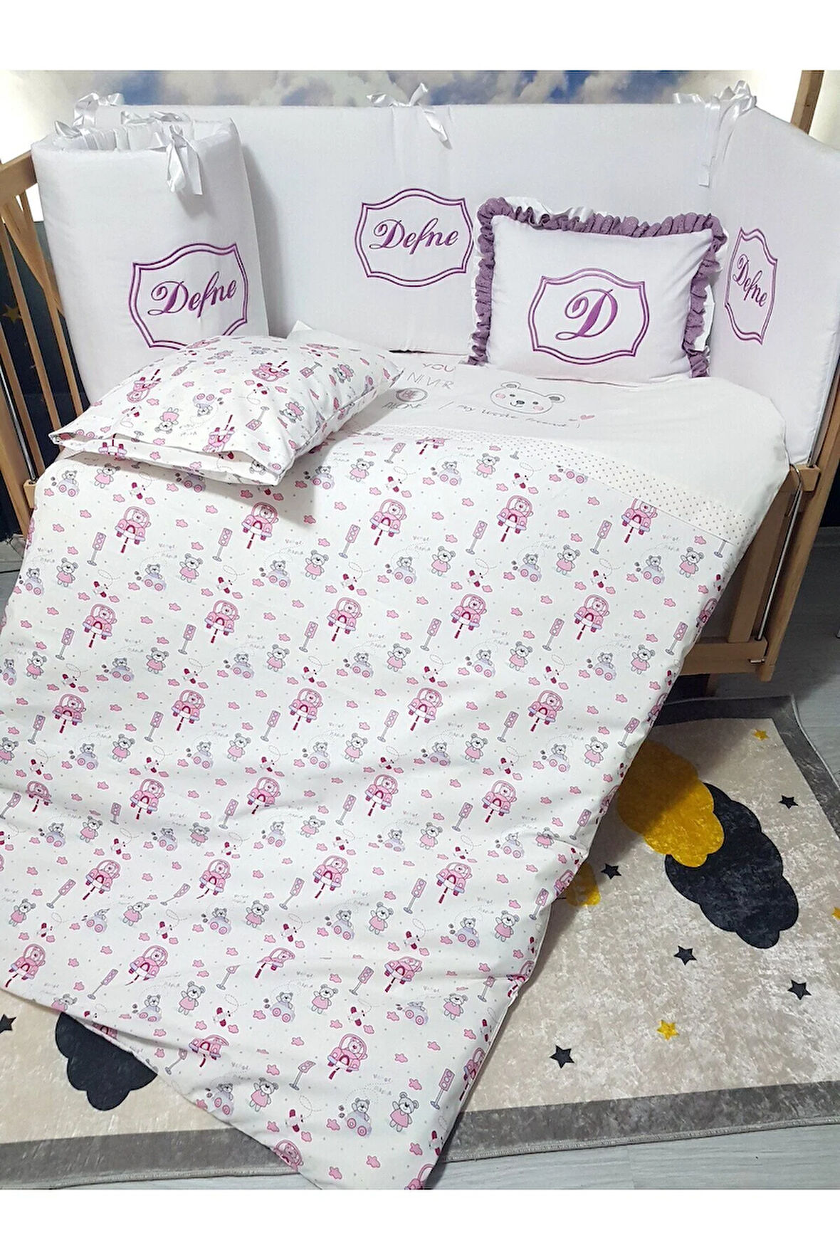 Elit Serisi 60x120 İsimli Bebek Uyku Seti Pamuklu - Lila Araba, Nakışlı Beşik Korumalık ve Kırlent