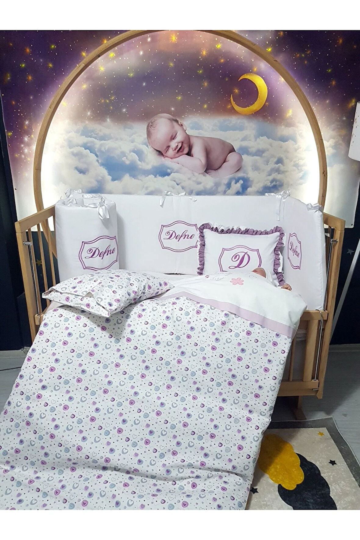 Elit Serisi 60x120 İsimli Bebek Uyku Seti Pamuklu - Lila Kalp, Nakışlı Kenar Korumalık ve Kırlent