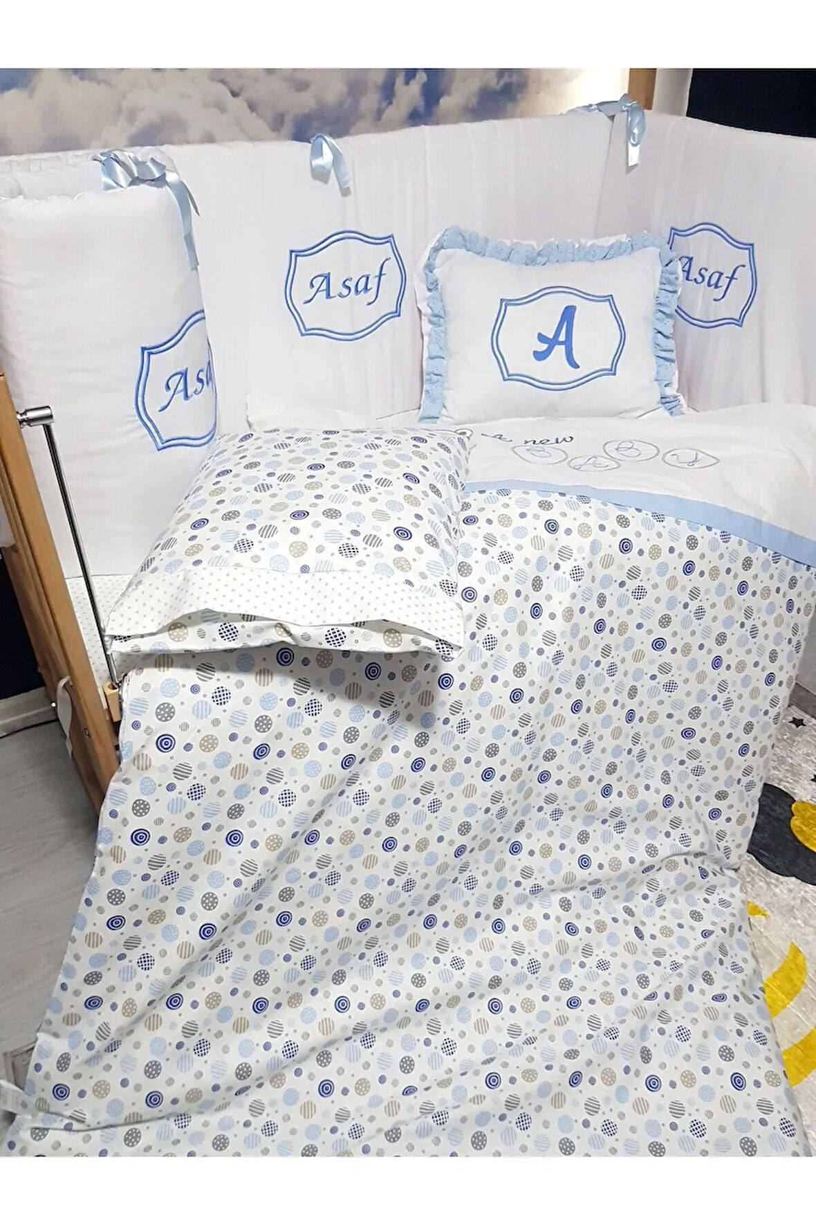 Elit Serisi 60x120 İsimli Bebek Uyku Seti Pamuklu - Mavi Daire, Nakışlı Kenar Korumalık ve Kırlent