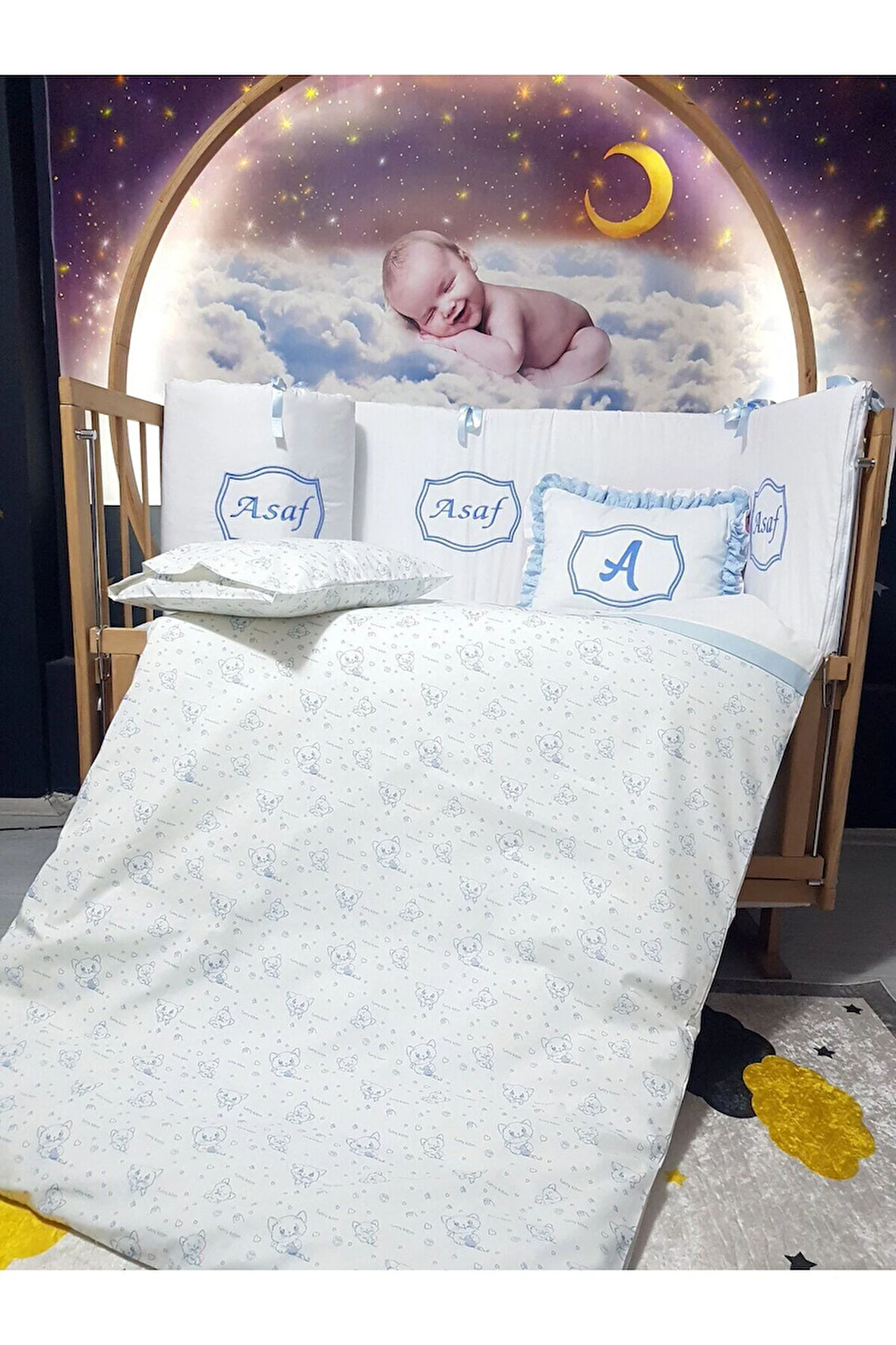 Elit Serisi 60x120 İsimli Bebek Uyku Seti Pamuklu - Mavi Kedicik, Nakışlı Beşik Korumalık ve Kırlent
