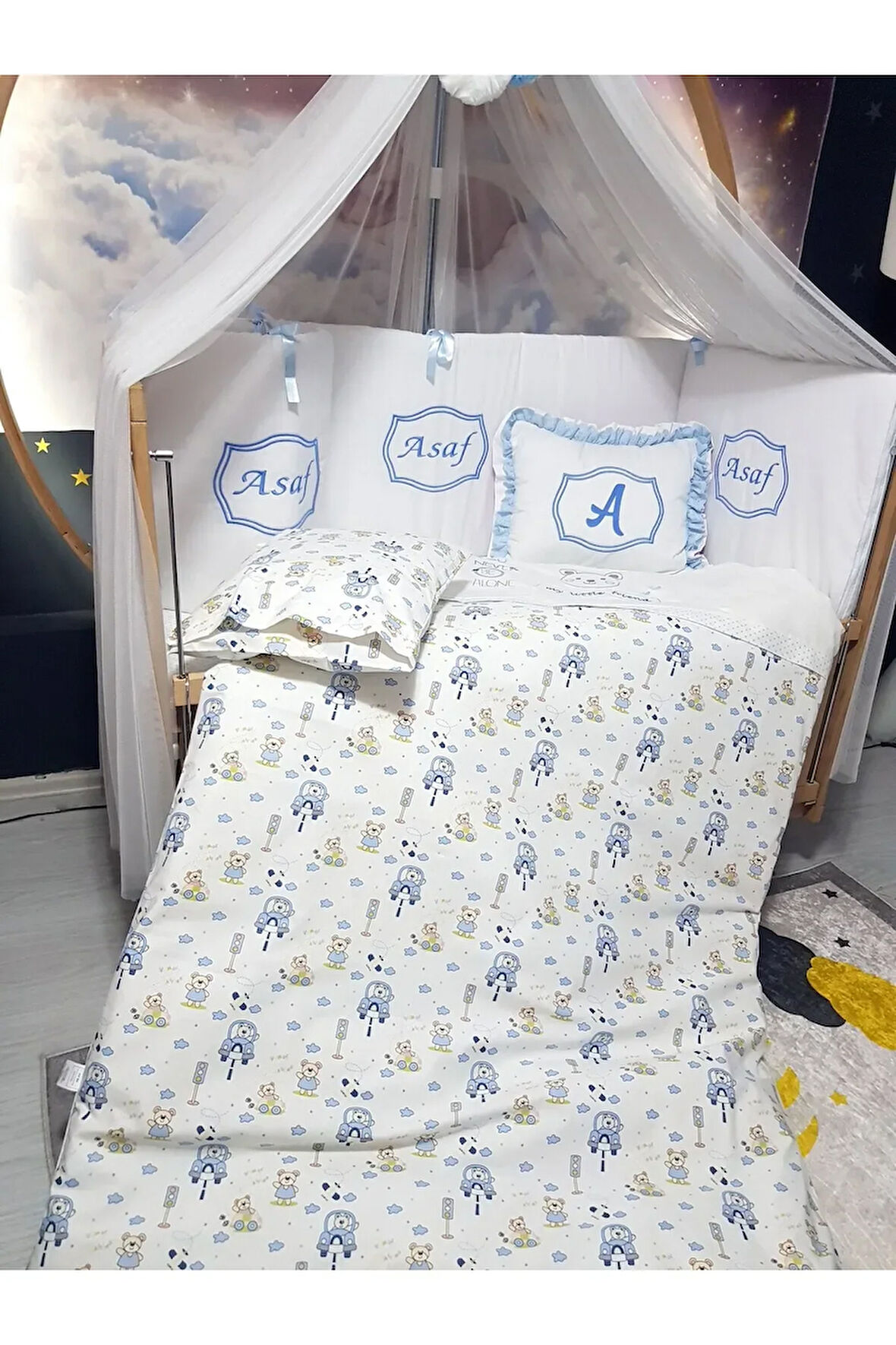 Elit Serisi 60x120 Bebek Uyku Seti Pamuklu - Mavi Araba, Likralı Cibinlik ve İsim Nakışlı Kırlent