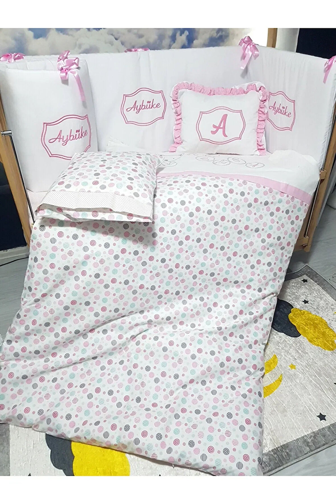 Elit Serisi 60x120 İsimli Bebek Uyku Seti Pamuklu - Pembe Daire, Nakışlı Beşik Korumalık ve Kırlent