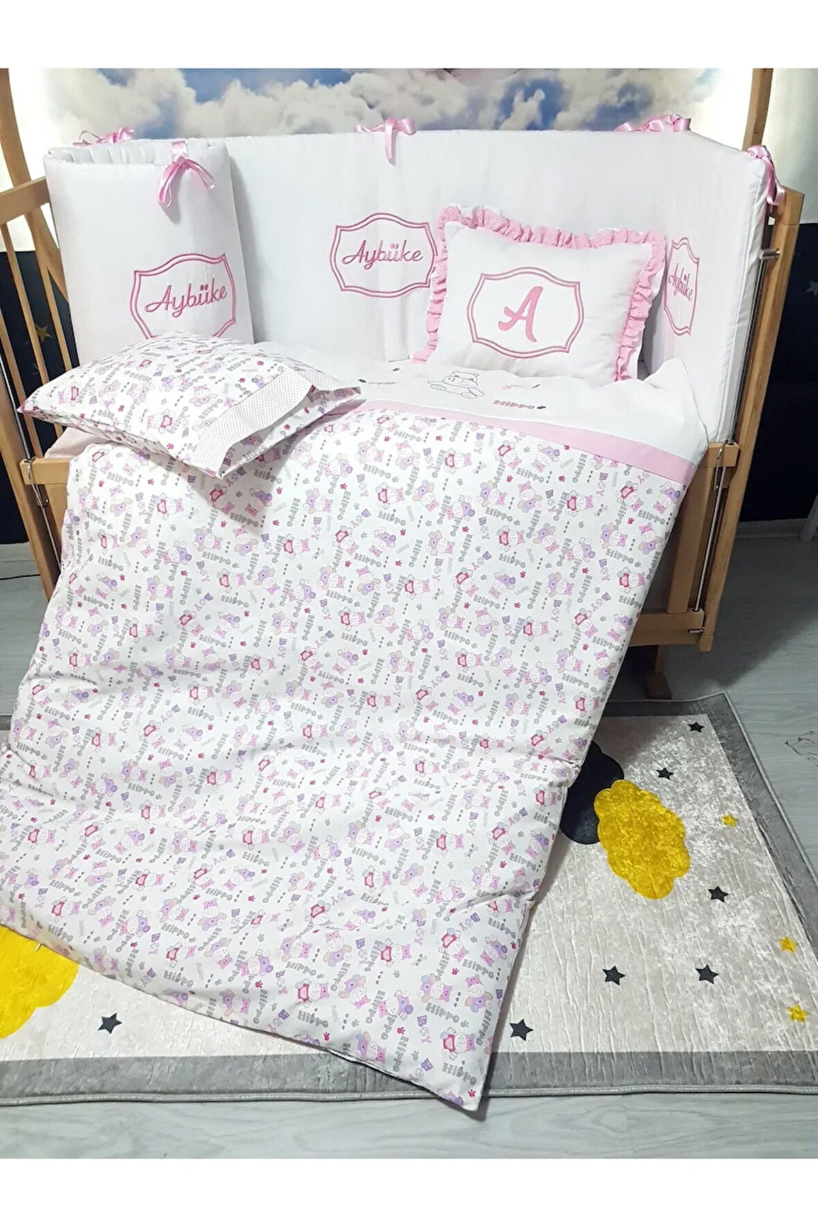 Elit Serisi 60x120 İsimli Bebek Uyku Seti Pamuklu - Pembe Hippo, Nakışlı Beşik Korumalık ve Kırlent