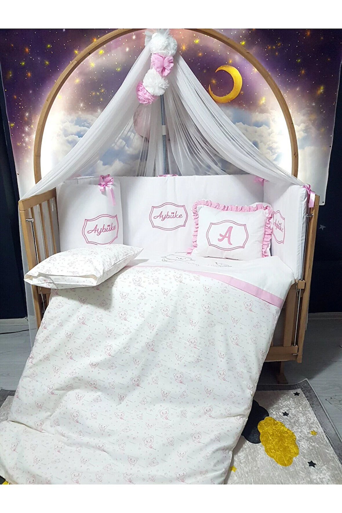 Elit Serisi 60x120 Bebek Uyku Seti Pamuklu - Pembe Kedicik, Lüks Cibinlikli ve İsim Nakışlı Kırlent