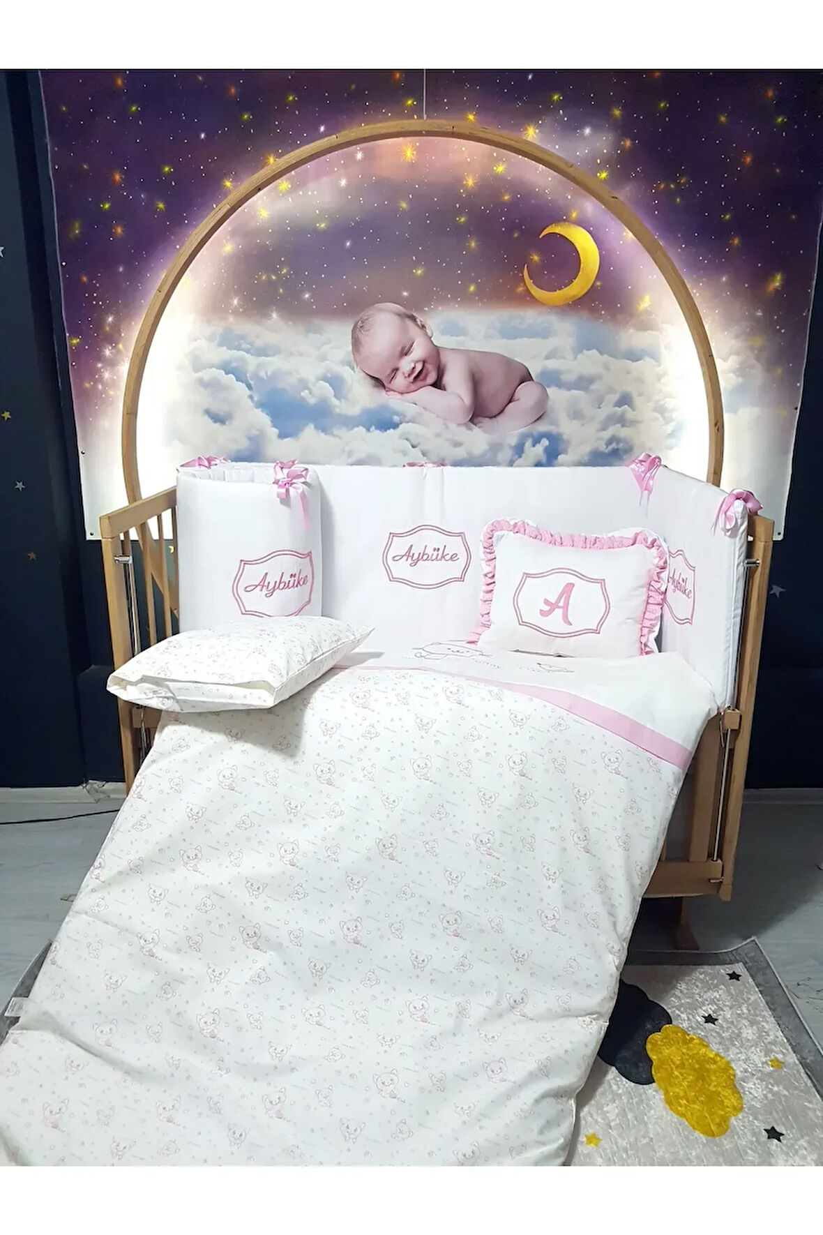 Elit Serisi 60x120 İsimli Bebek Uyku Seti Pamuklu - Pembe Kedicik, Nakışlı Yan Korumalık ve Kırlent