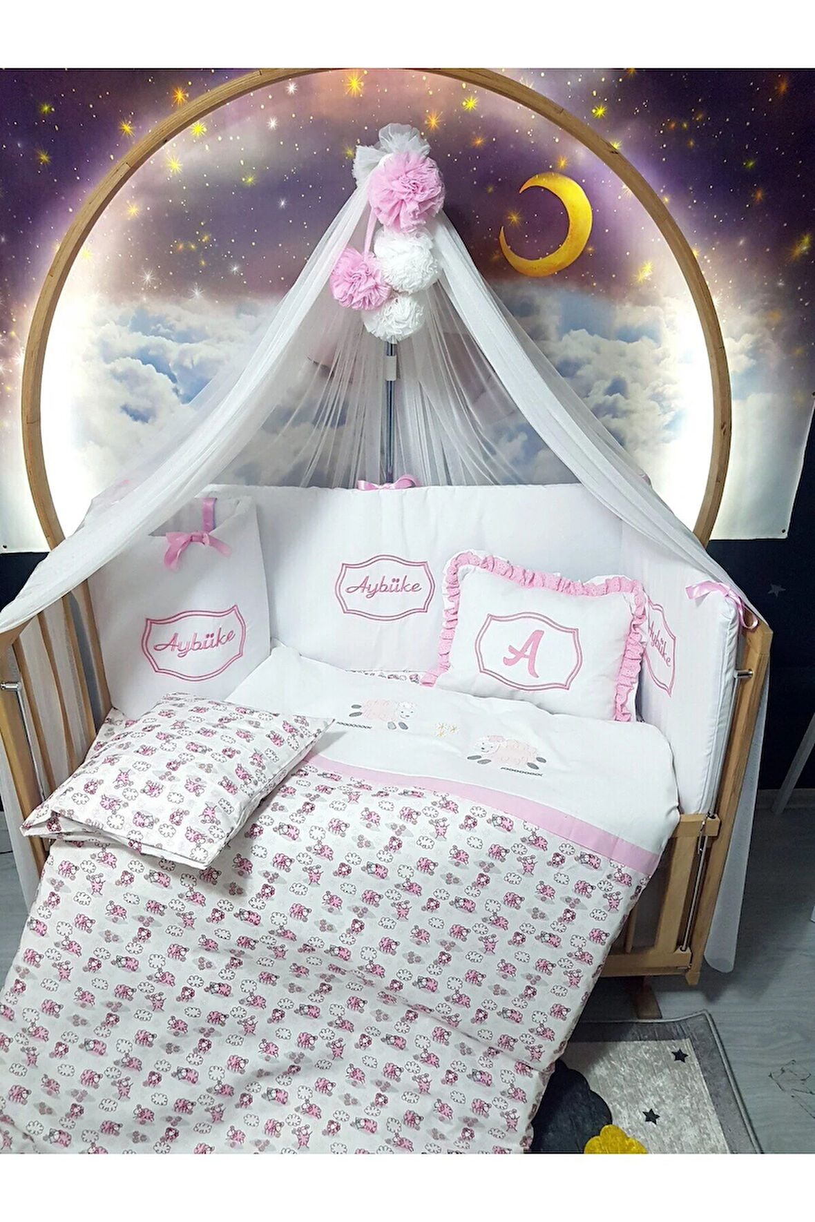 Elit Serisi 60x120 Bebek Uyku Seti Pamuklu - Pembe Kuzu, Likralı Cibinlik ve İsim Nakışlı Kırlent