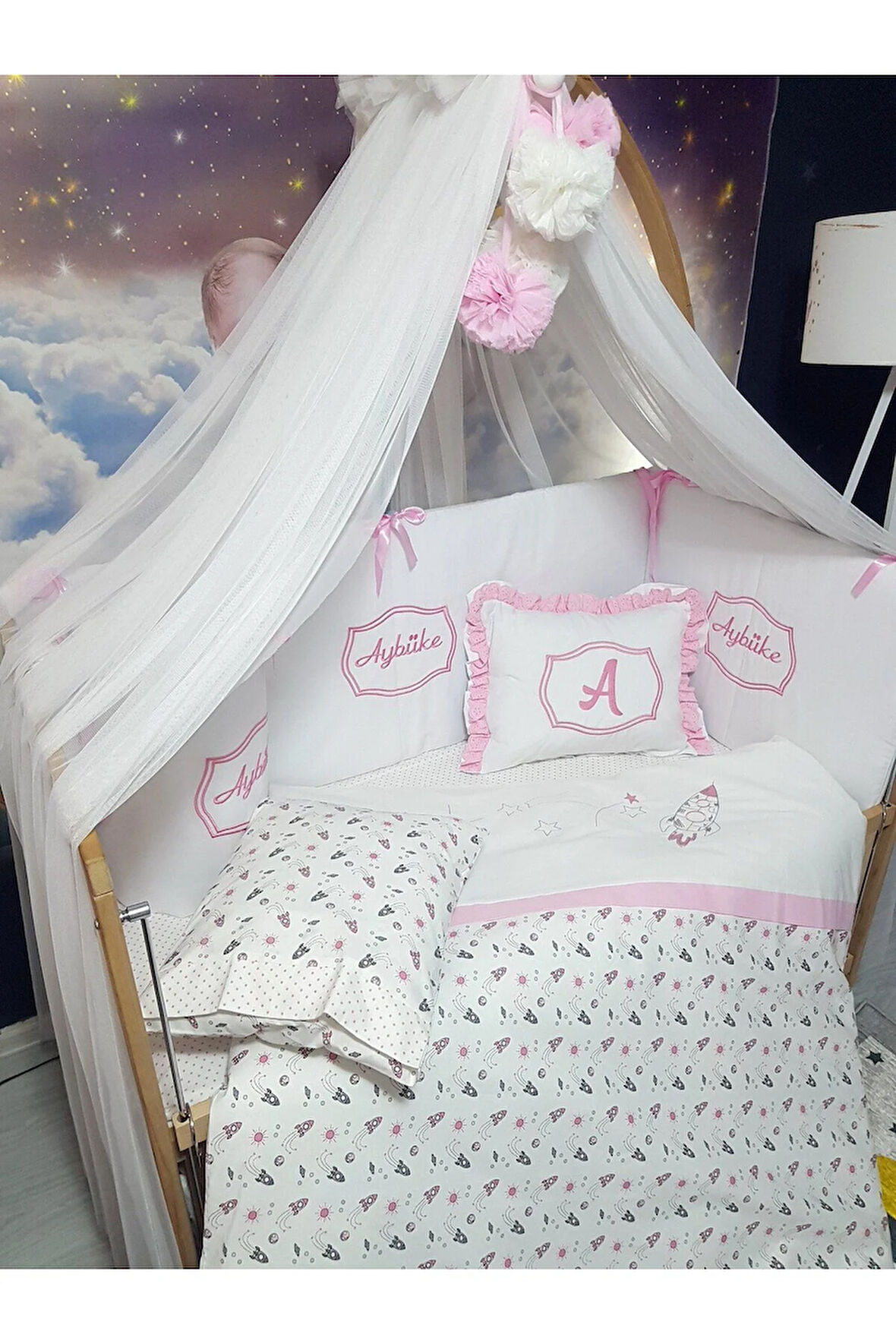 Elit Serisi 60x120 Bebek Uyku Seti Pamuklu - Pembe Roket, Likralı Cibinlik ve İsim Nakışlı Kırlent