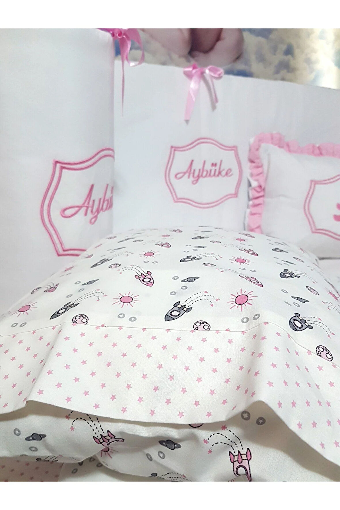 Elit Serisi 60x120 İsimli Bebek Uyku Seti Pamuklu - Pembe Roket, Nakışlı Beşik Korumalık ve Kırlent