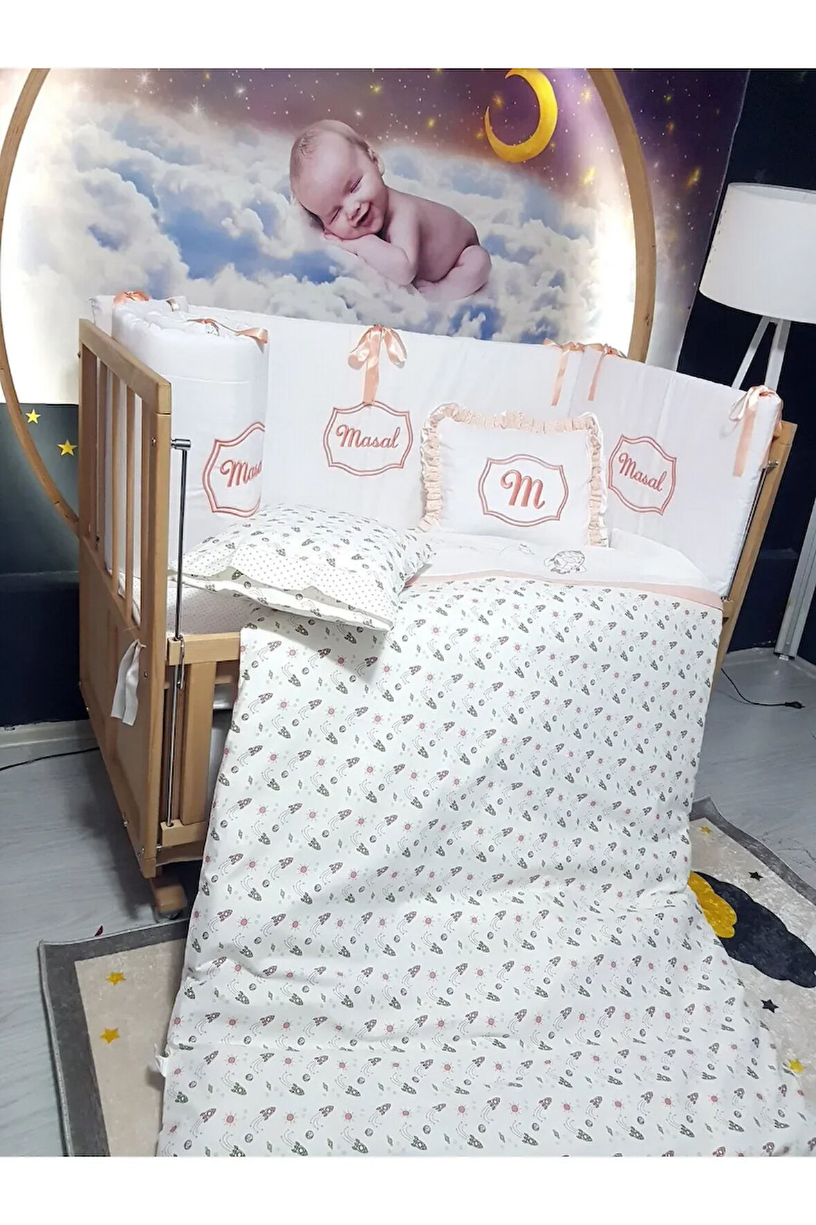 Elit Serisi 60x120 İsimli Bebek Uyku Seti Pamuklu - Somon Roket, Nakışlı Kenar Korumalık ve Kırlent