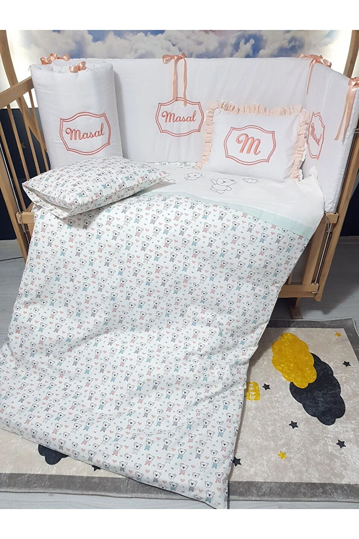 Elit Serisi 60x120 İsimli Bebek Uyku Seti Pamuklu - Somon Ayıcık, Nakışlı Kenar Korumalık ve Kırlent